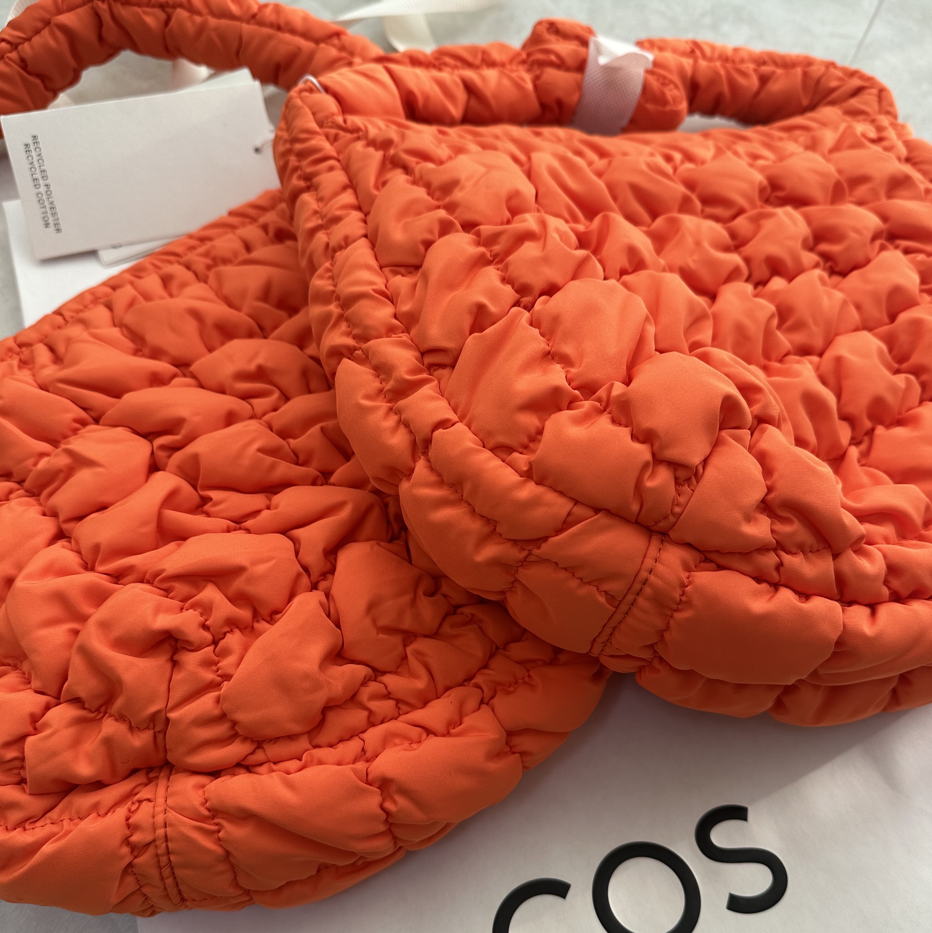 COS Quilted Mini Bag Bright Orange 착용 스타일 - 2