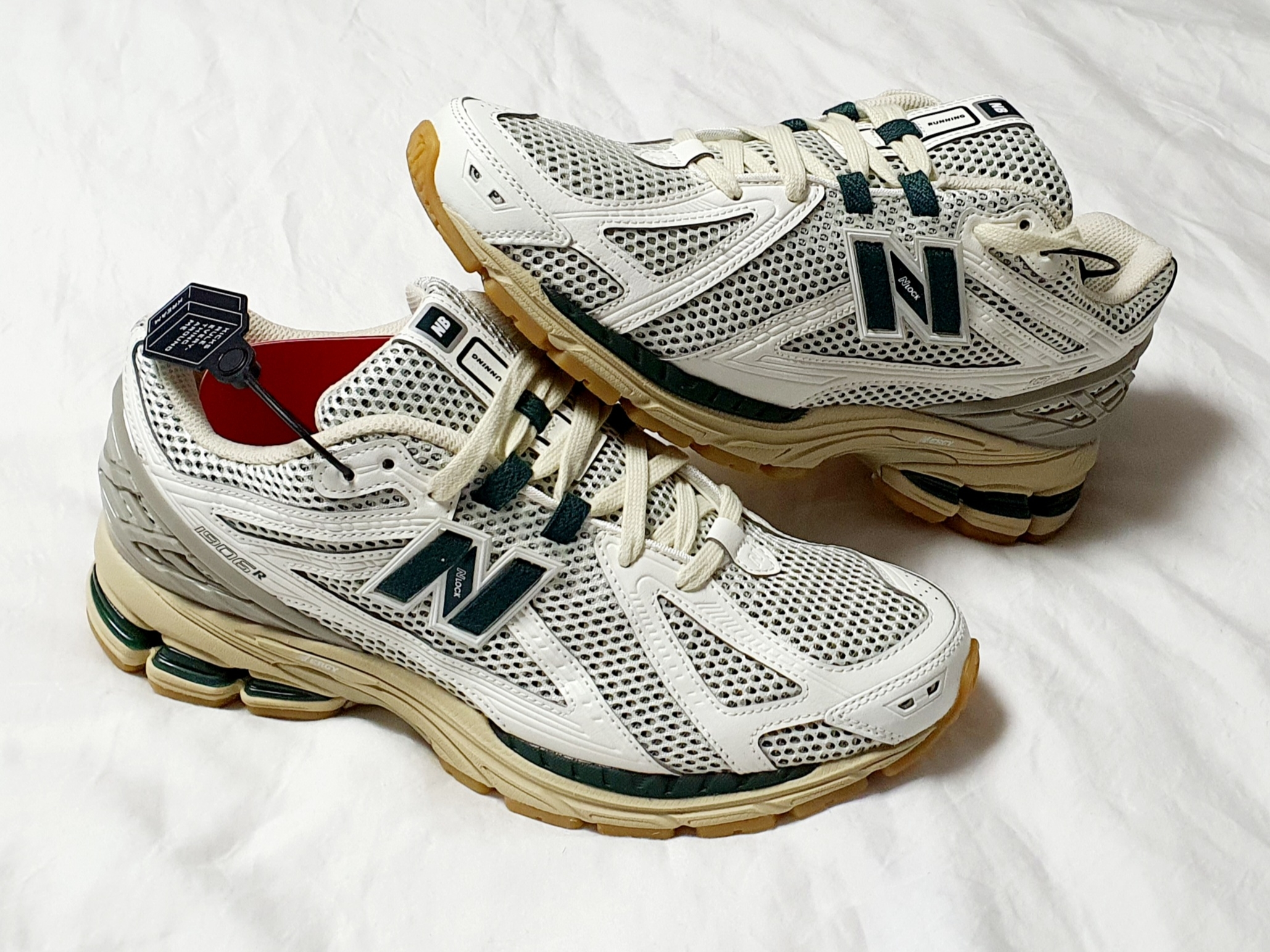 New Balance 1906R Silver Green 착용 스타일 - 1