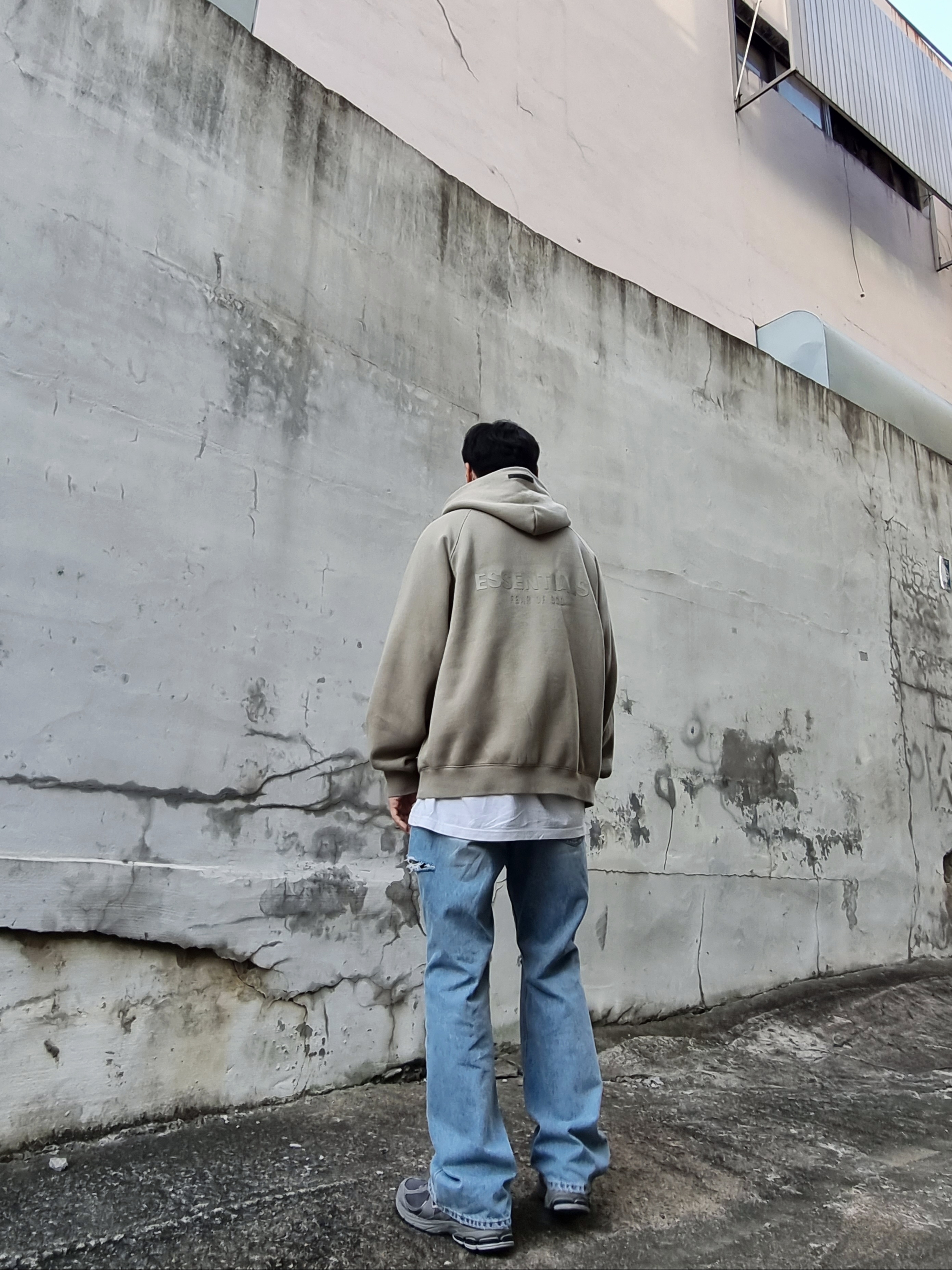 Essentials Pull-Over Hoodie Pistachio - 21FW, New Balance 2002R Gray 착용 스타일 - 2