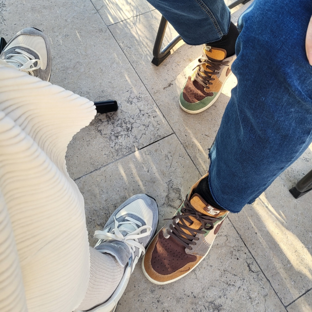 Jordan 1 x Zion Williamson Retro Low OG Flax and Oil Green, Essentials 1977 Crewneck Sweatshirt Iron - 22SS 착용 스타일 - 3