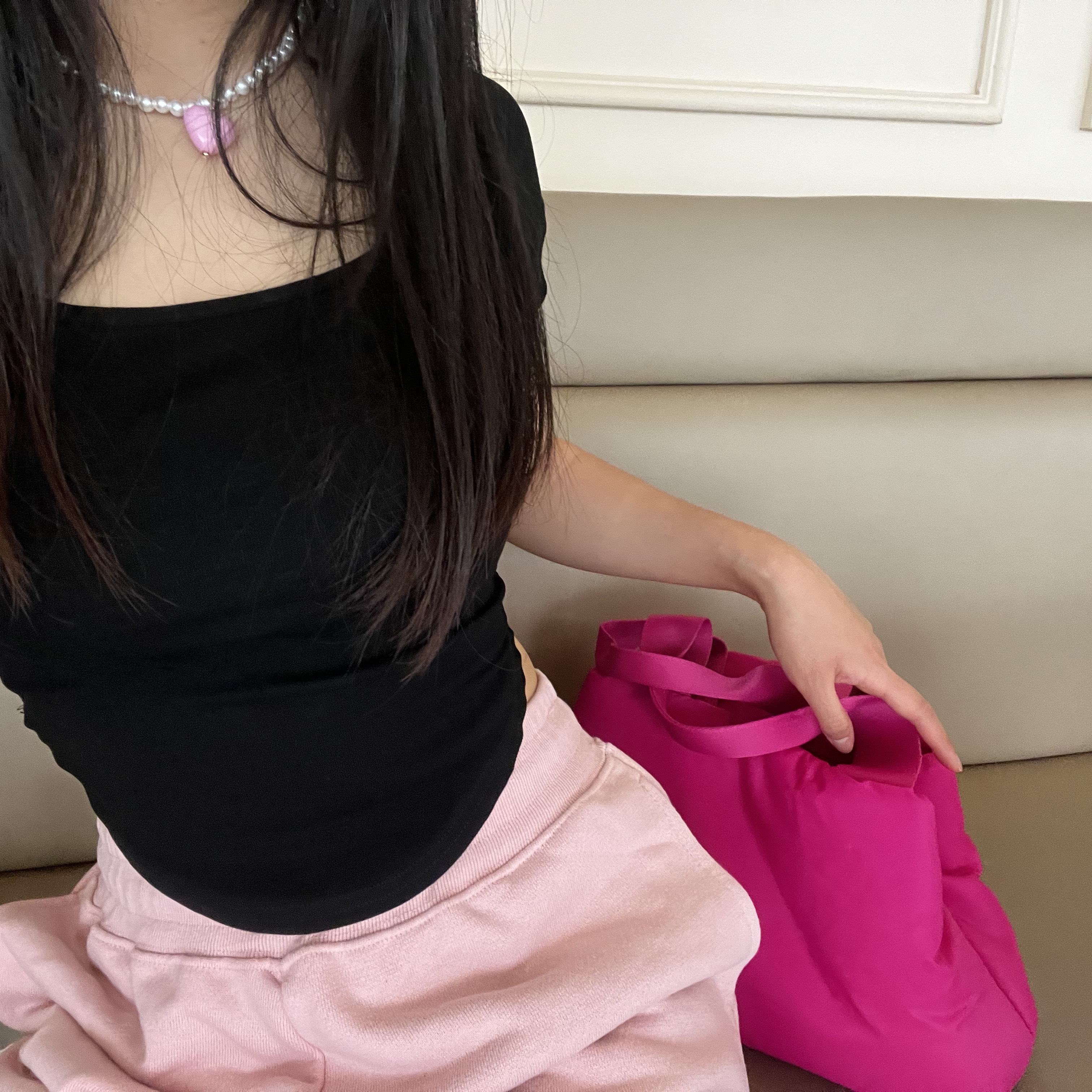 COS Padded Shopper Bag Pink 착용 스타일