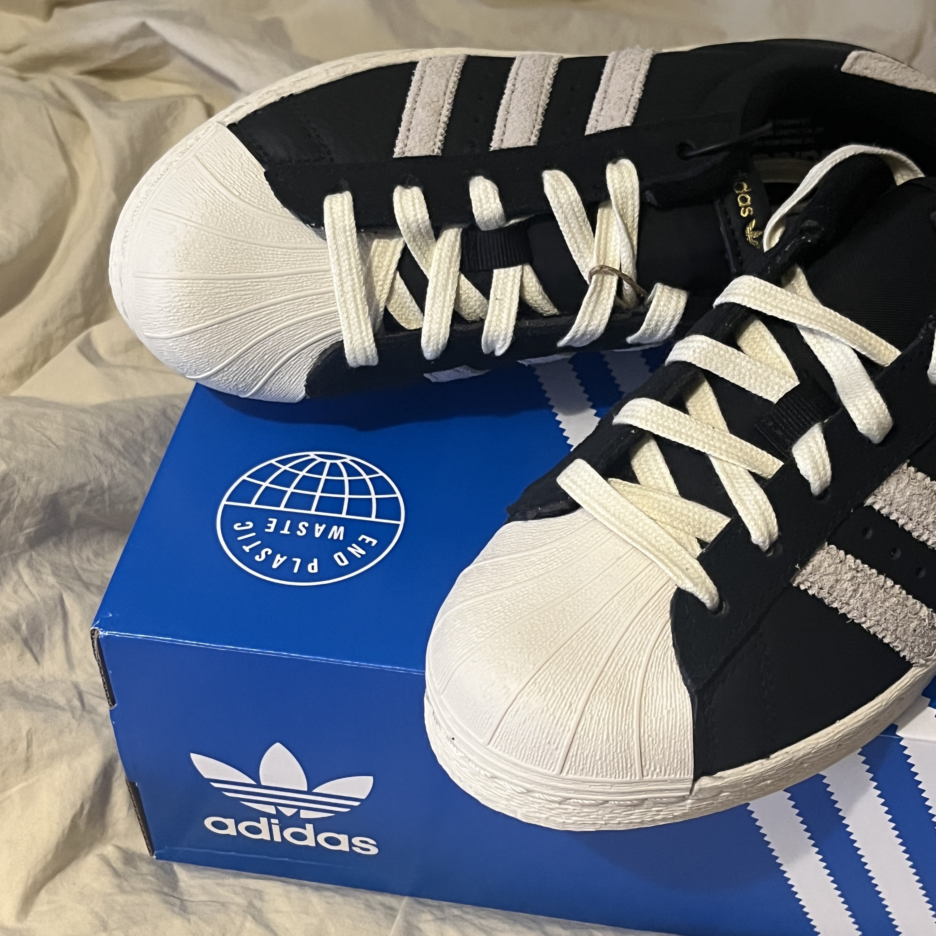 Adidas Superstar 82 Black White 착용 스타일 - 2