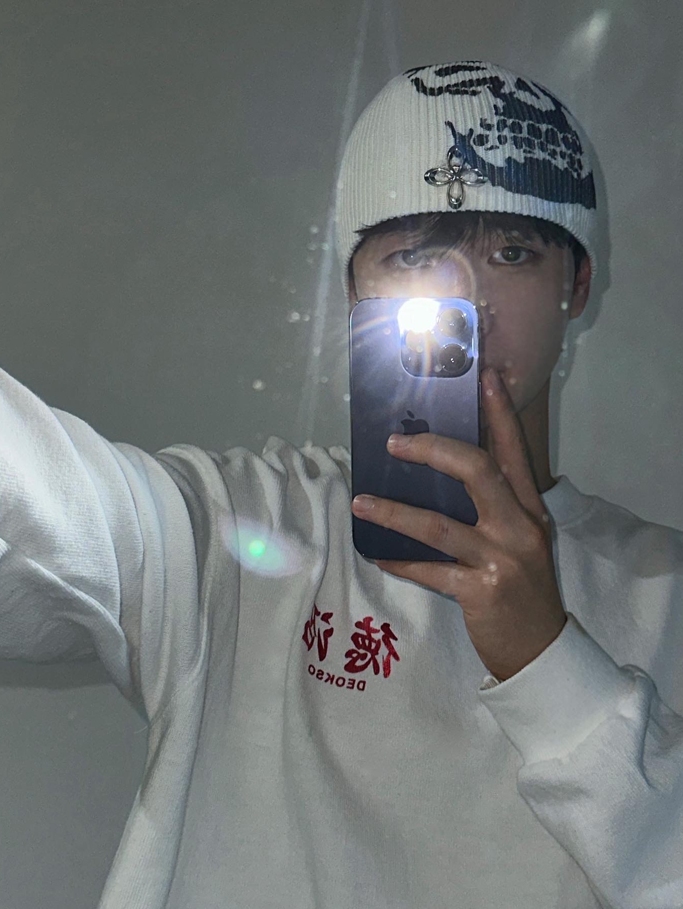 Darkr8m Studio x Libilly Long Sleeve White 착용 스타일 - 2
