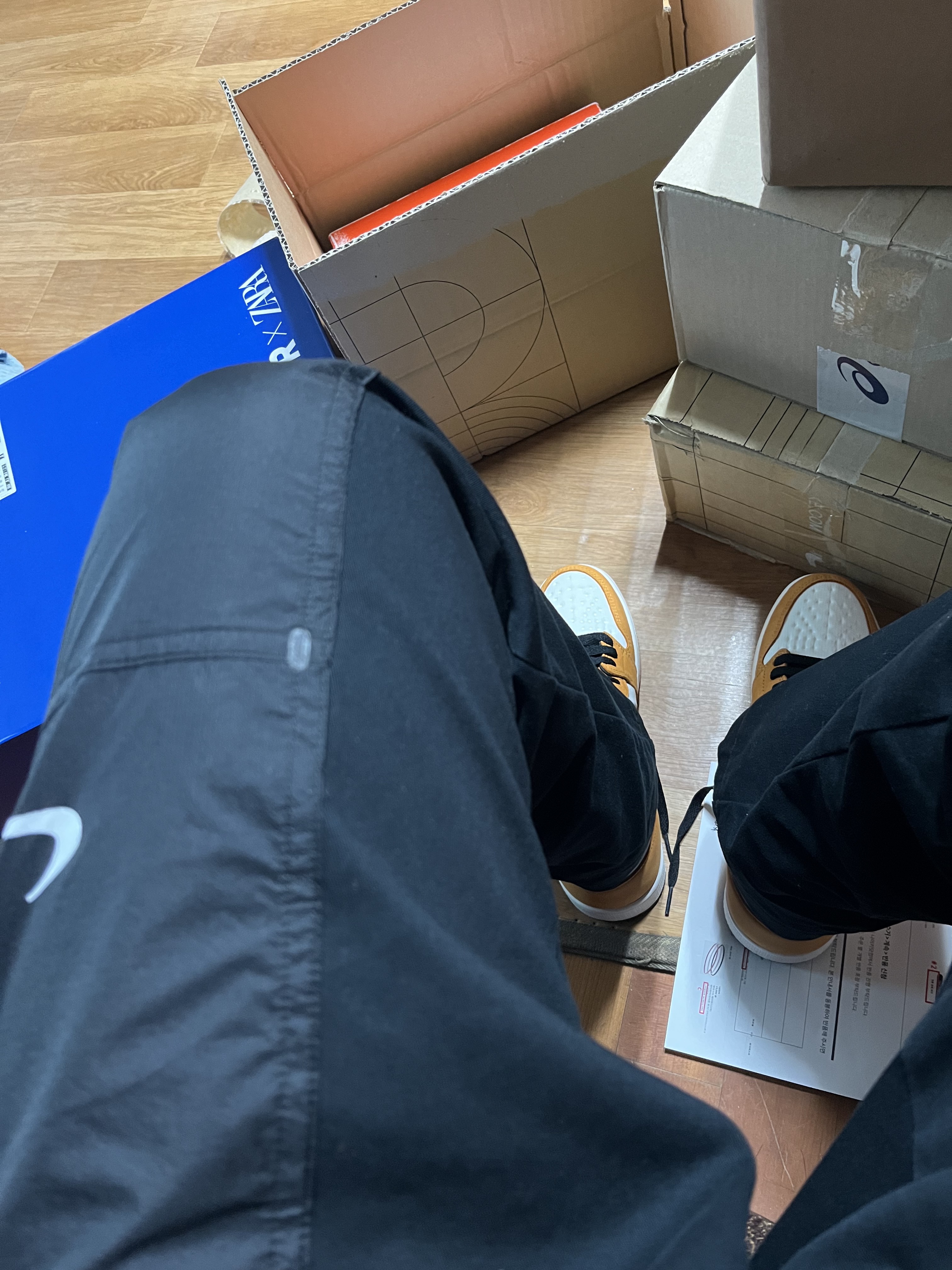 Nike x Off-White NRG Pants Black, Jordan 1 Element Gore-Tex Light Curry 착용 스타일 - 1