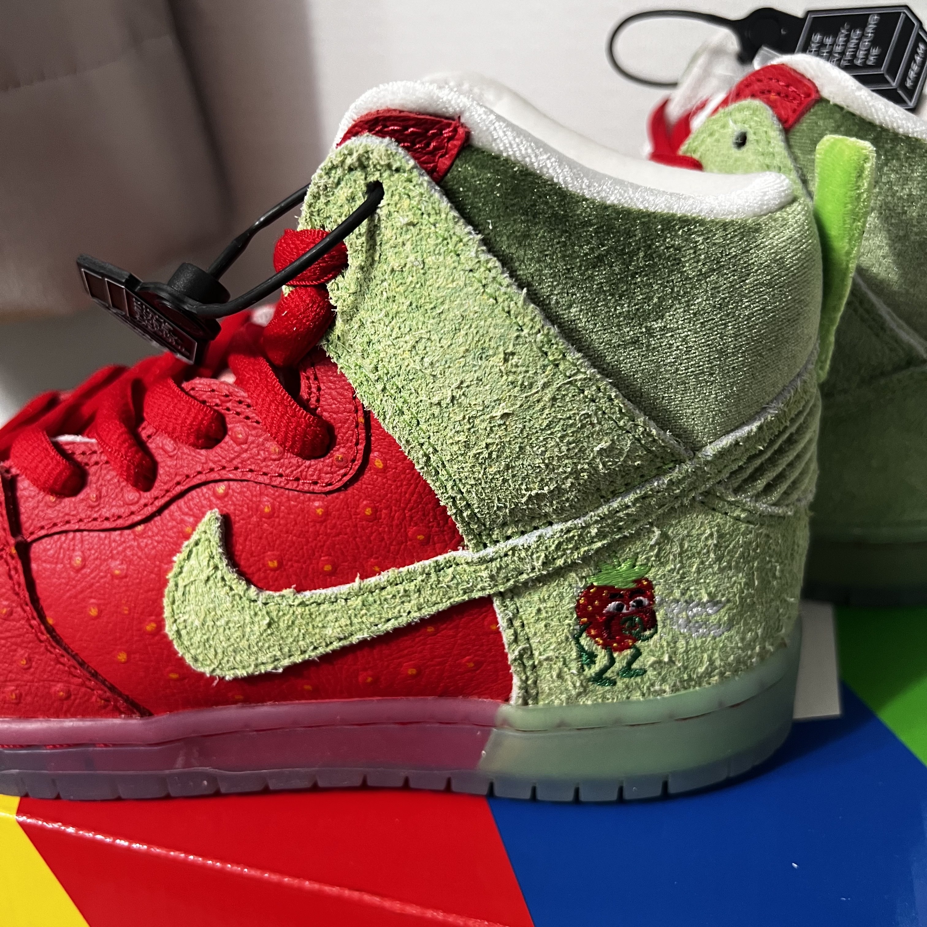 Nike SB Dunk High Pro QS Strawberry 착용 스타일 - 2