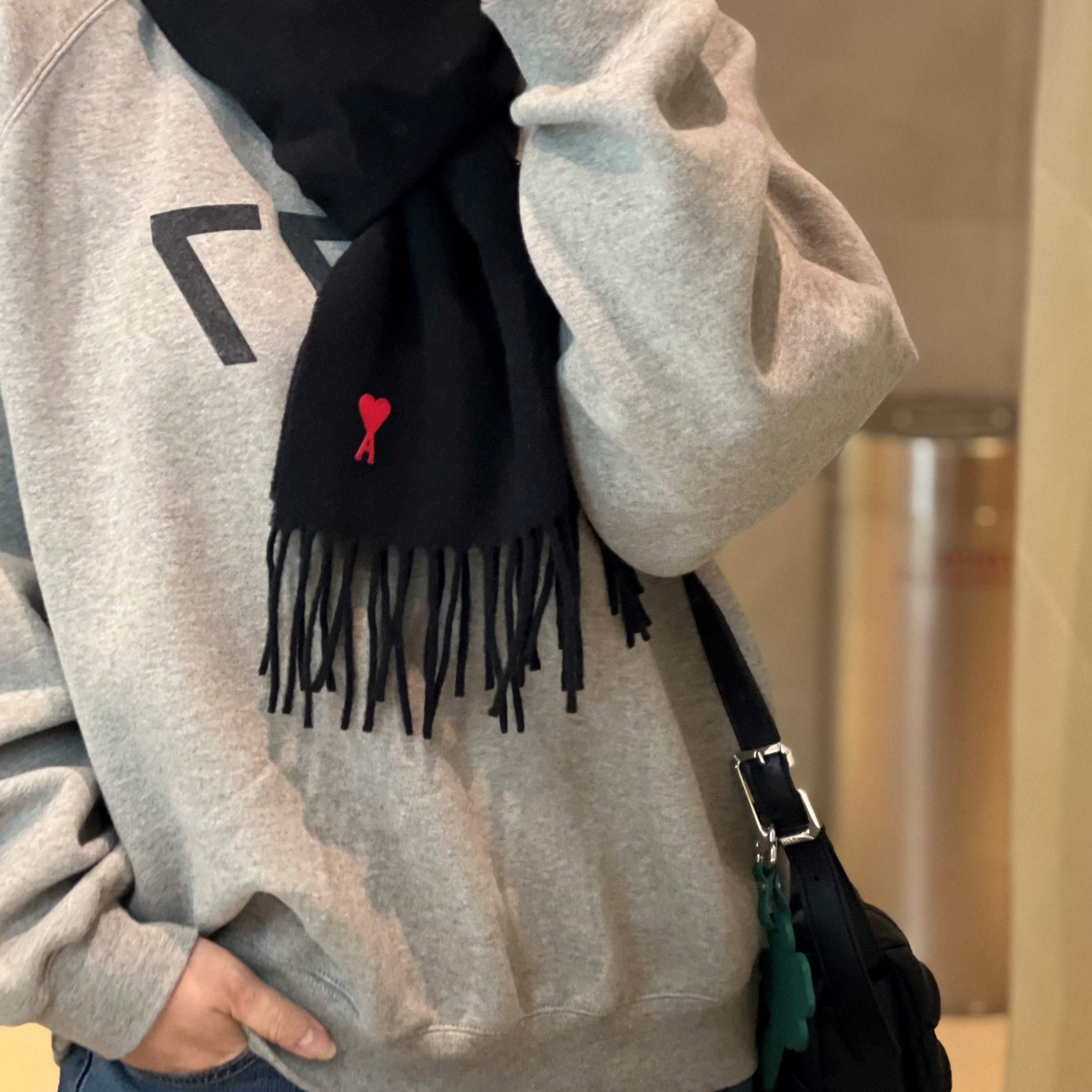 AMI de Coeur Classic Muffler Black, Essentials 1977 Long Sleeve T-Shirt Dark Oatmeal - 22SS 착용 스타일 - 3
