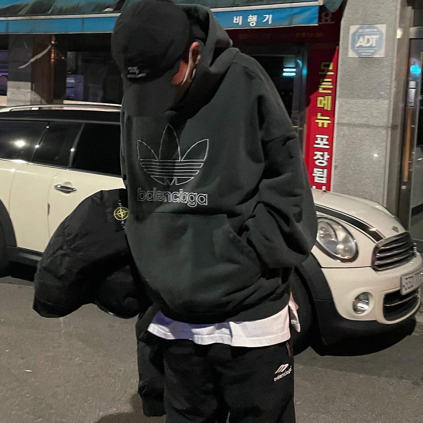 Balenciaga x Adidas Heavyweight Fleece Oversized Hoodie Green, Balenciaga Defender Sneakers Light Beige 착용 스타일 - 2