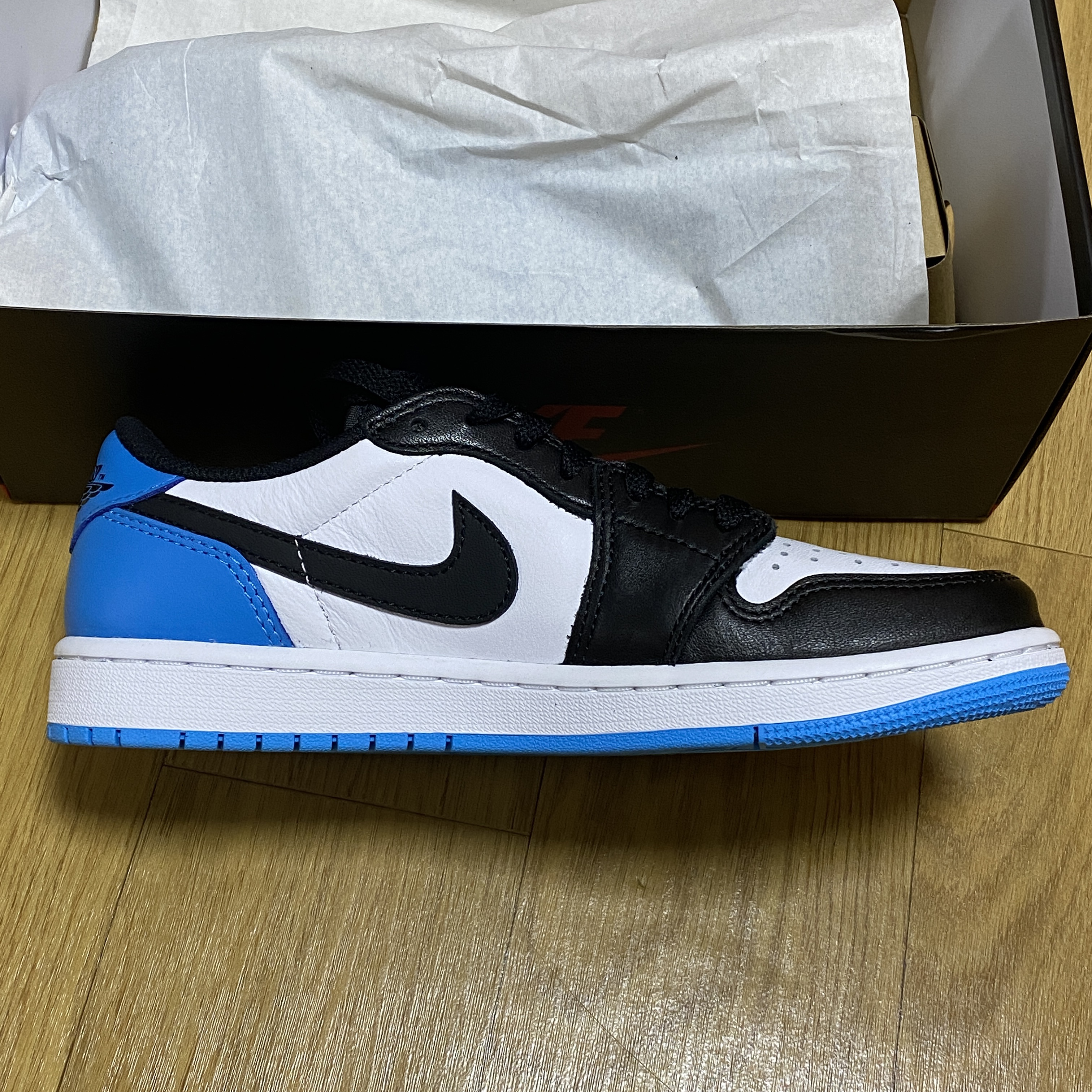 Jordan 1 Retro Low OG Black and Dark Powder Blue 착용 스타일