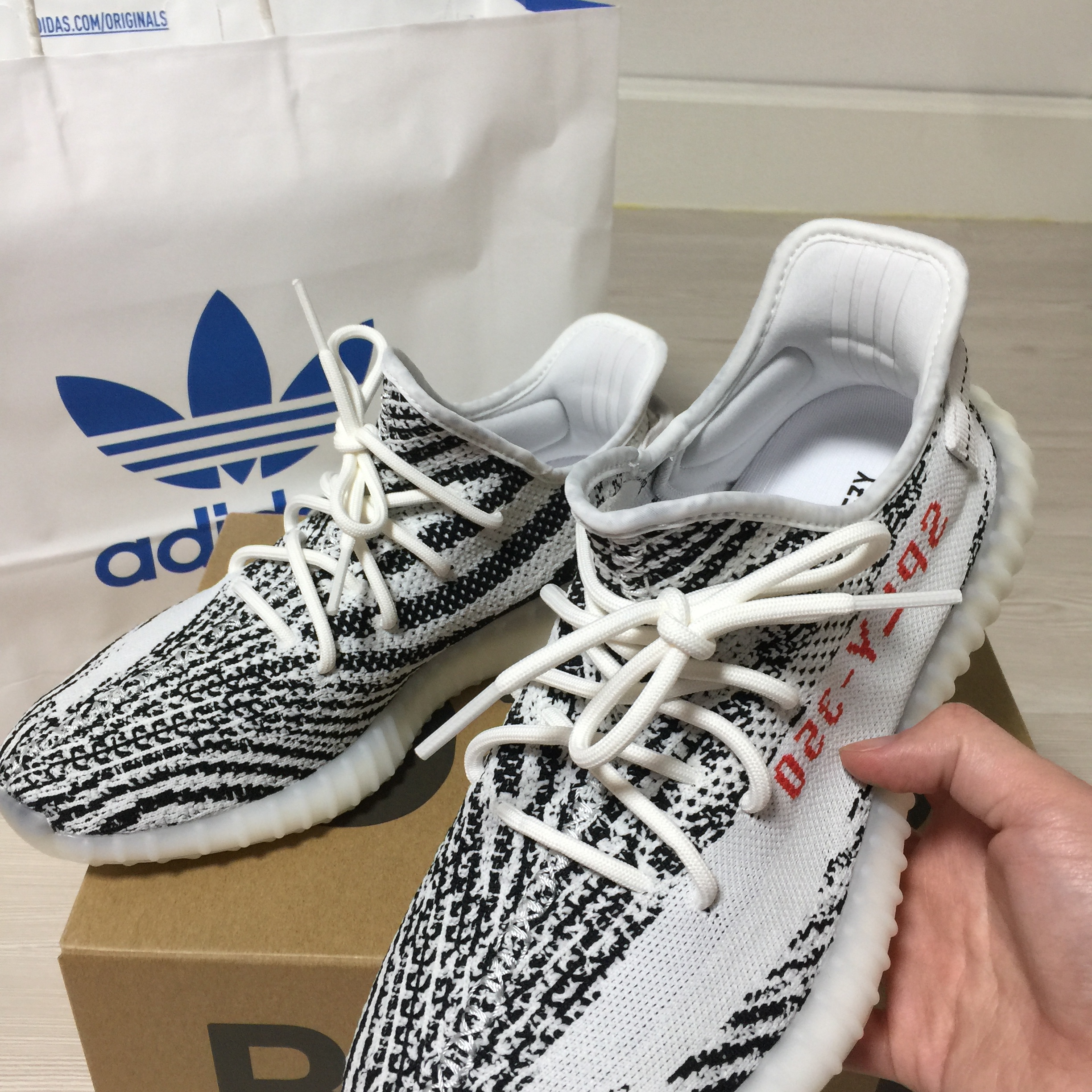 Adidas Yeezy Boost 350 V2 Zebra 2017/2019/2020 착용 스타일 - 2