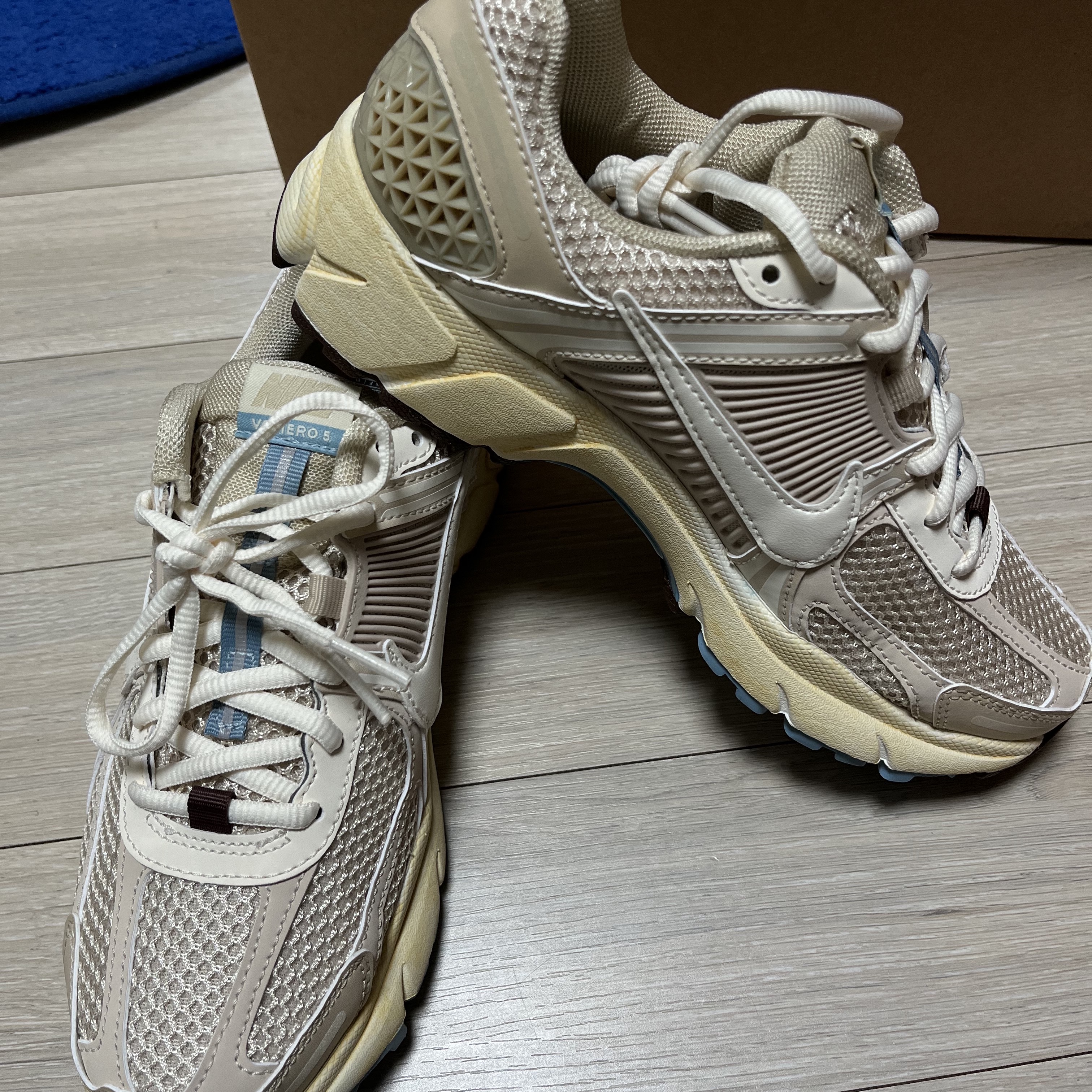 (W) Nike Zoom Vomero 5 Oatmeal 착용 스타일