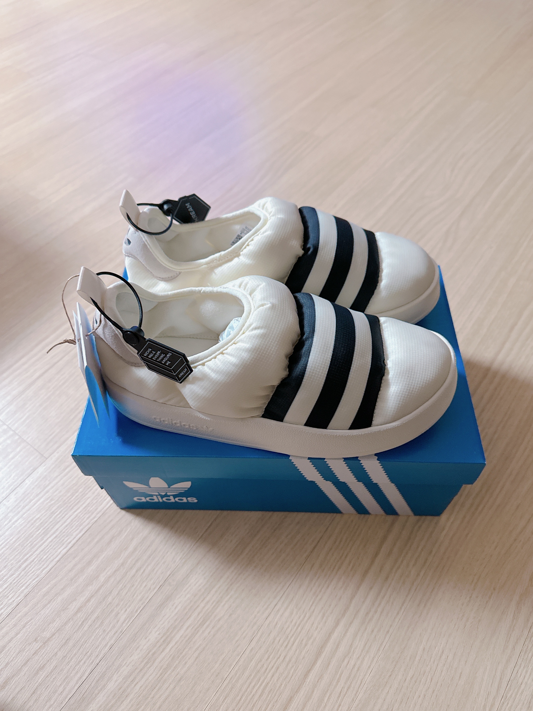 Adidas Puffylette Off White 착용 스타일 - 2