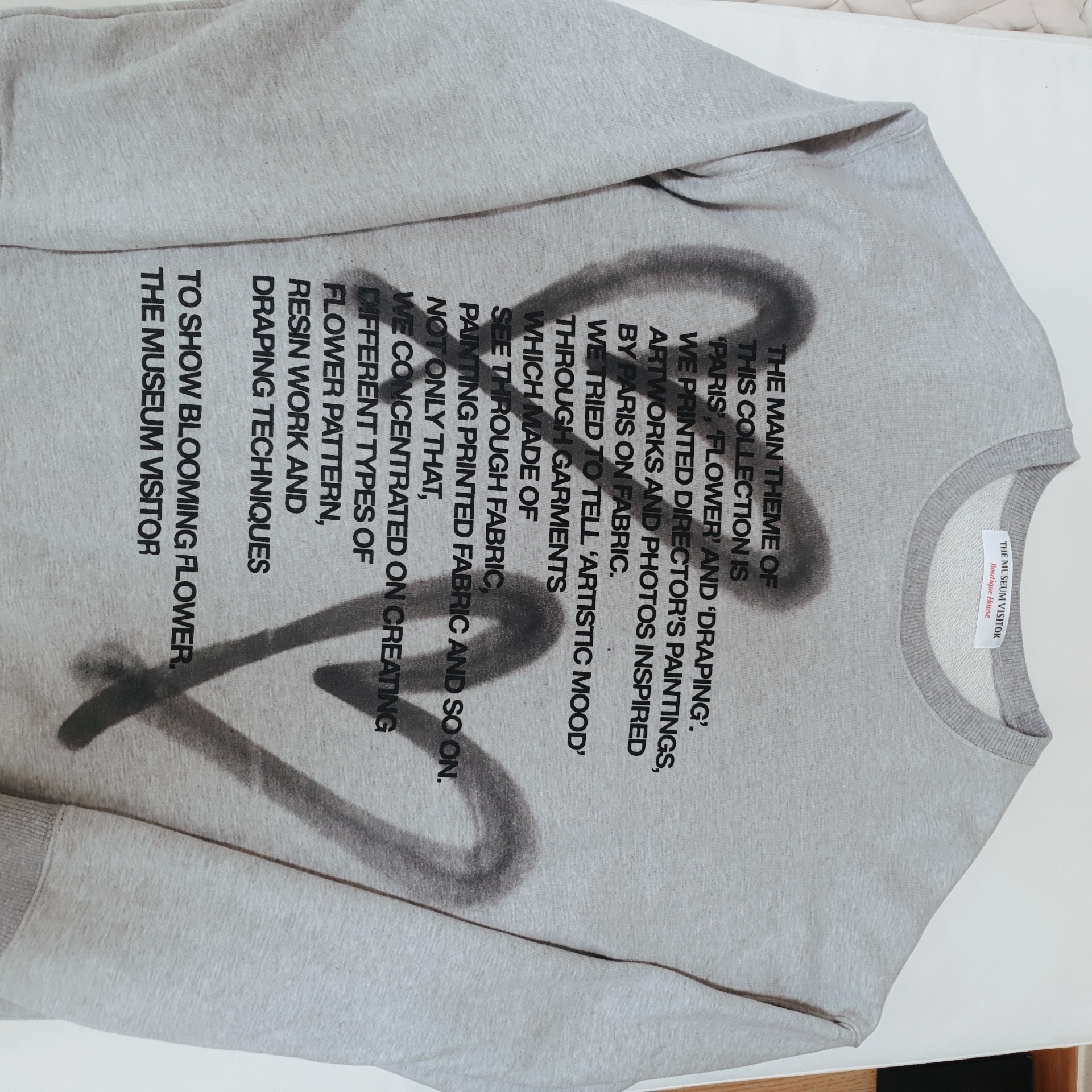 The Museum Visitor Heart Sprayed Sweatshirt Grey - 22PF 착용 스타일