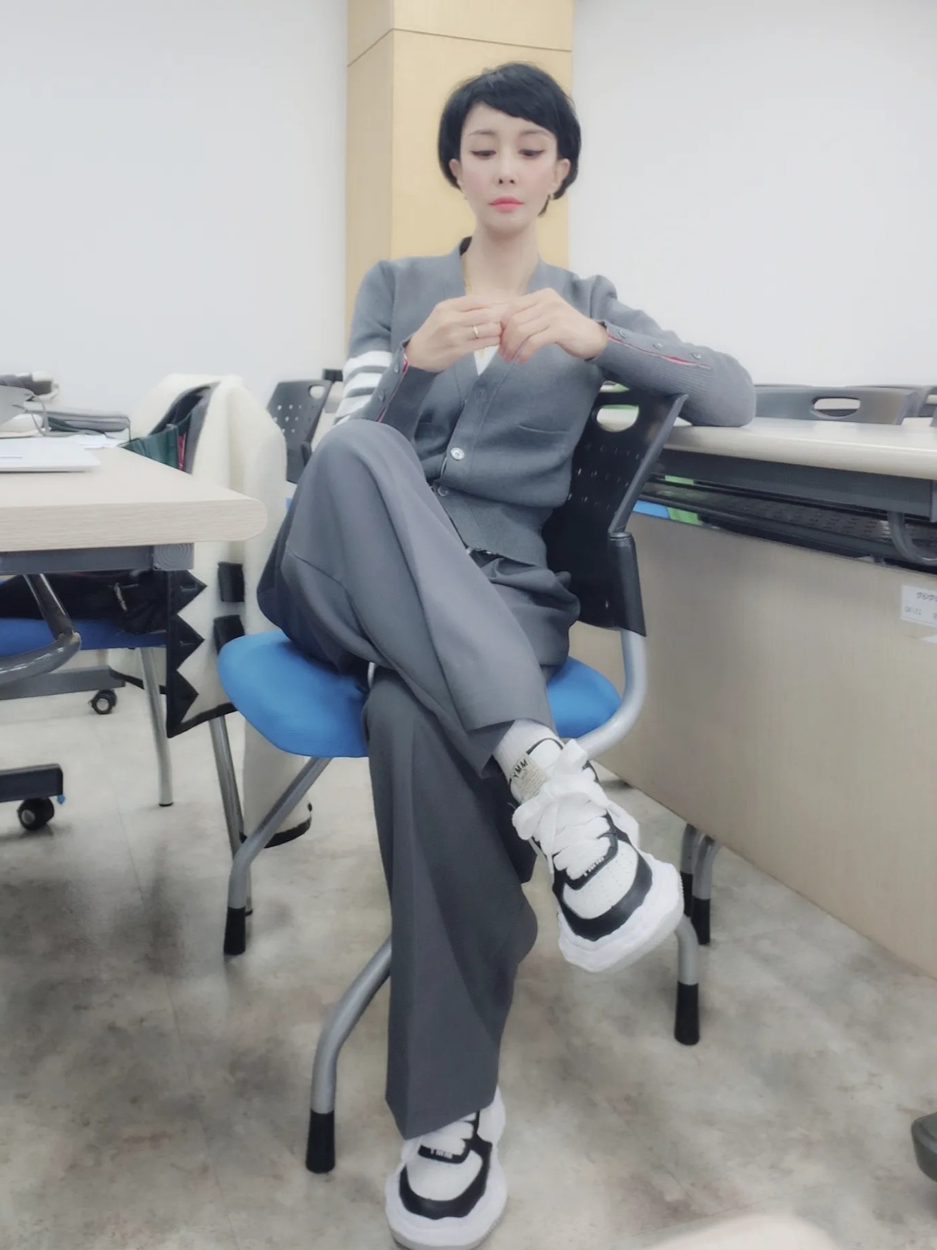 (W) Thom Browne Cotton Crepe Milano Stitch 4-Bar Cardigan Medium Grey, Maison Mihara Yasuhiro Wayne OG Sole Leather Low-top Sneakers Black White 착용 스타일