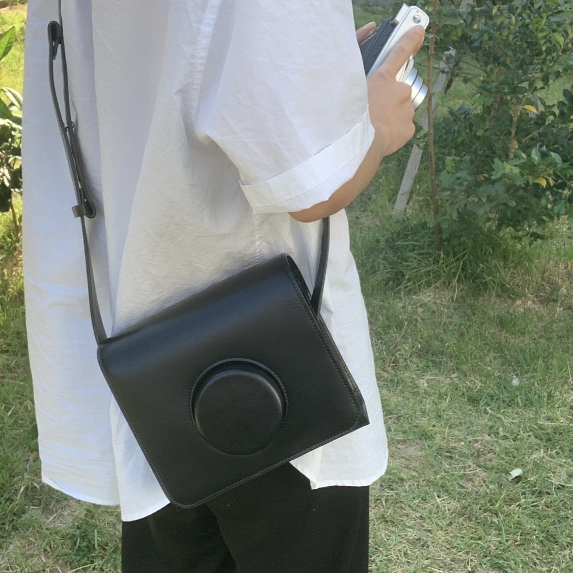 Lemaire Camera Bag Vegetable-Tanned Leather Black 착용 스타일