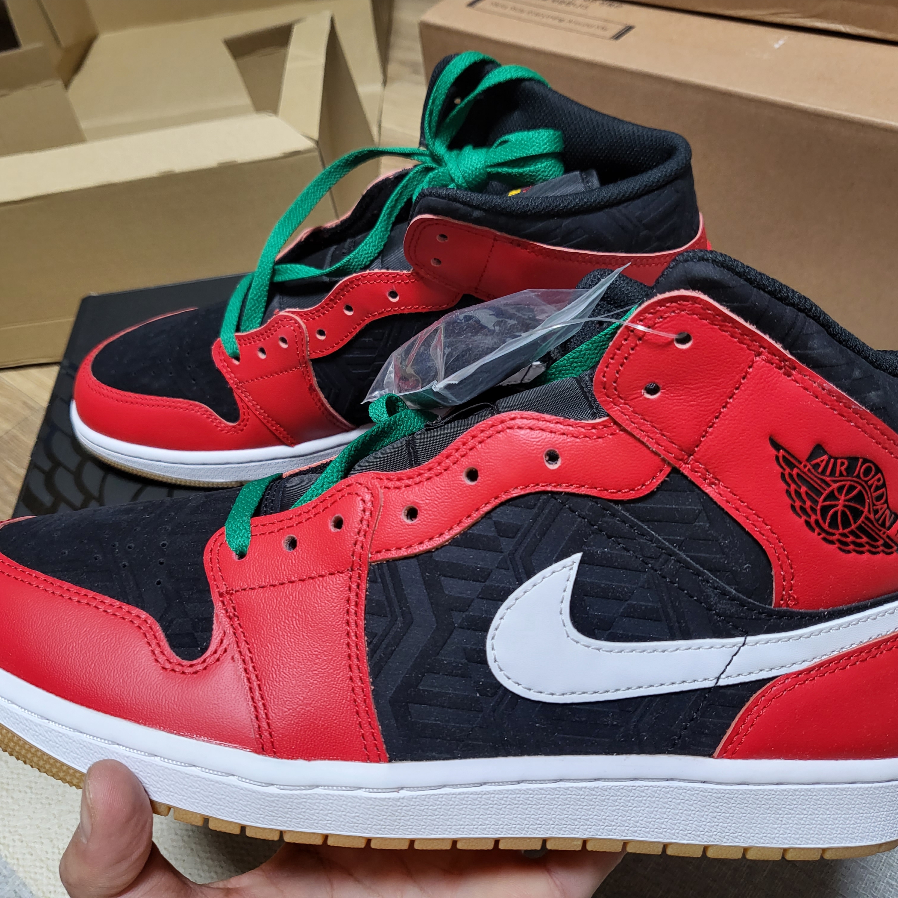 Jordan 1 Mid SE Black Fire Red 착용 스타일 - 1