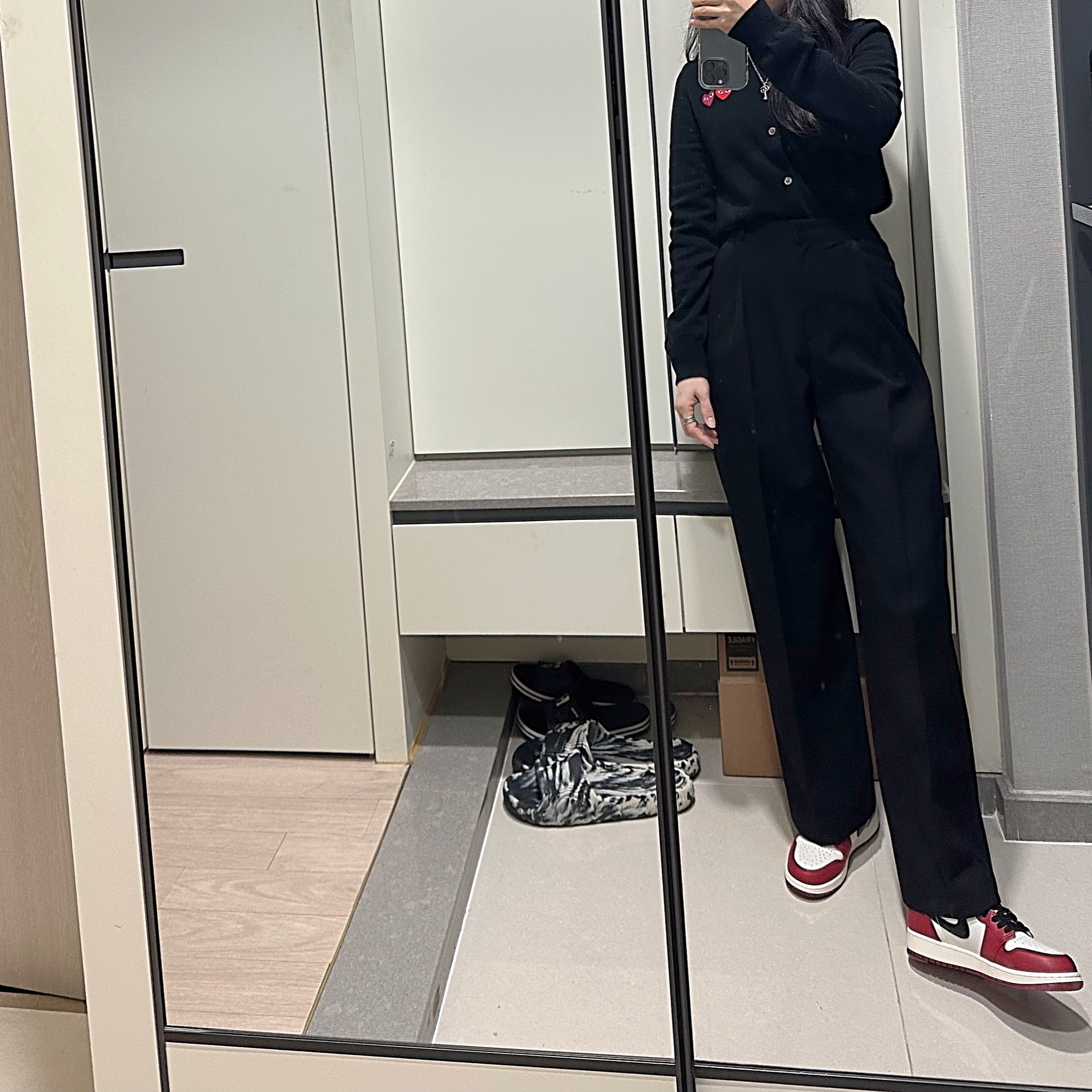 (W) Play Comme des Garcons Double Heart Cardigan Black, (GS) Jordan 1 Retro High OG Chicago 2022 착용 스타일