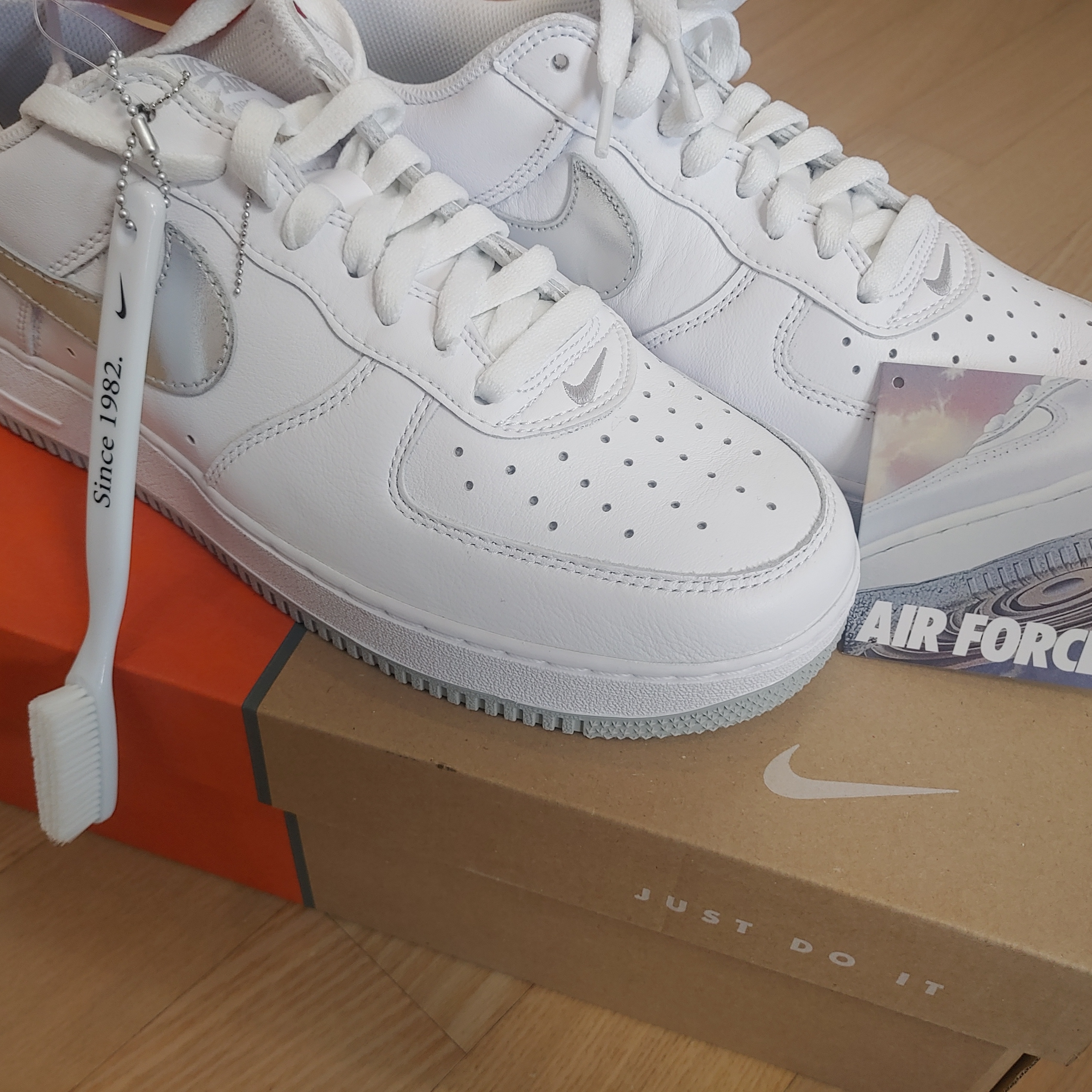 Nike Air Force 1 Low Retro Color of the Month White Metallic Silver 착용 스타일 - 3