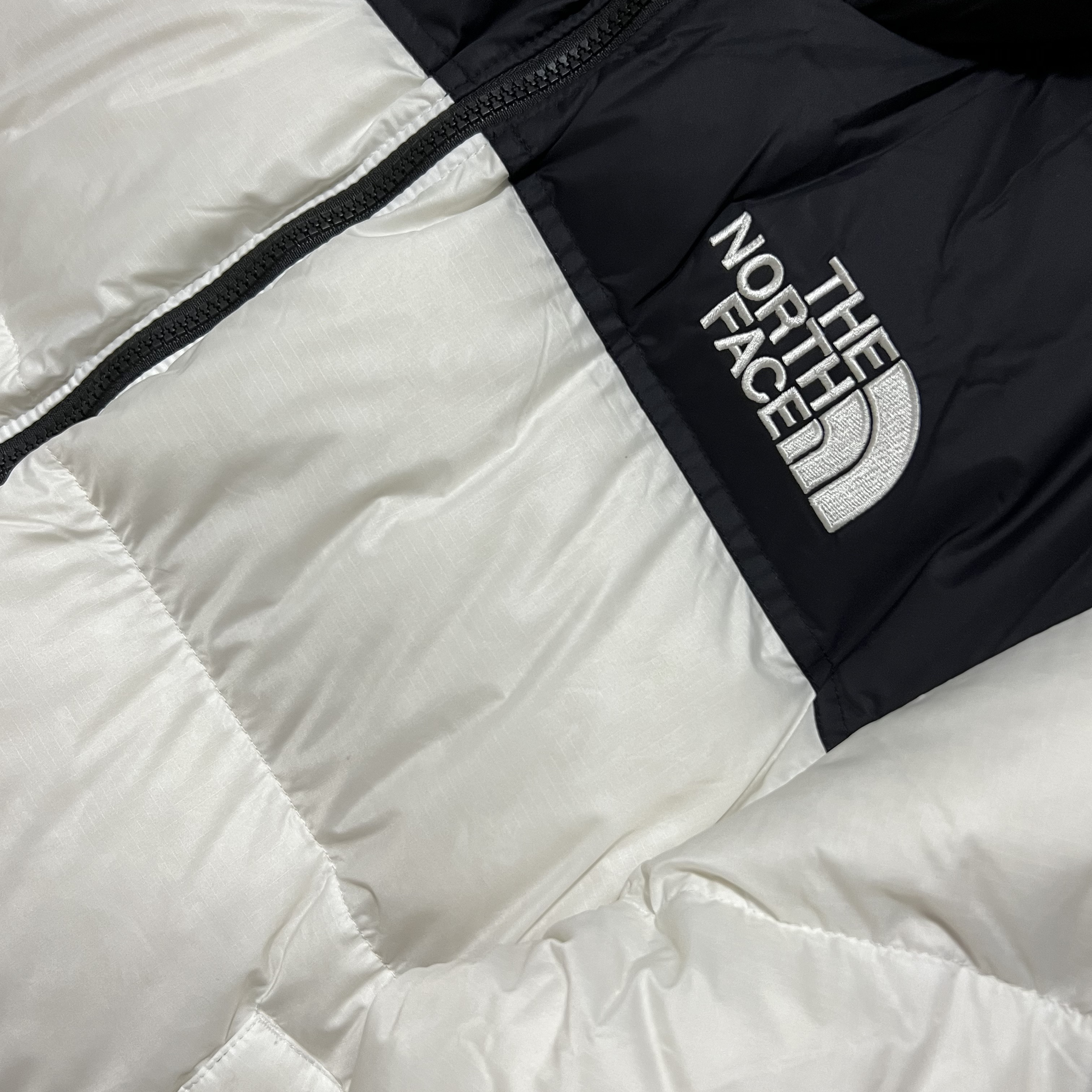 The North Face 1996 Eco Nuptse Jacket White 착용 스타일 - 2