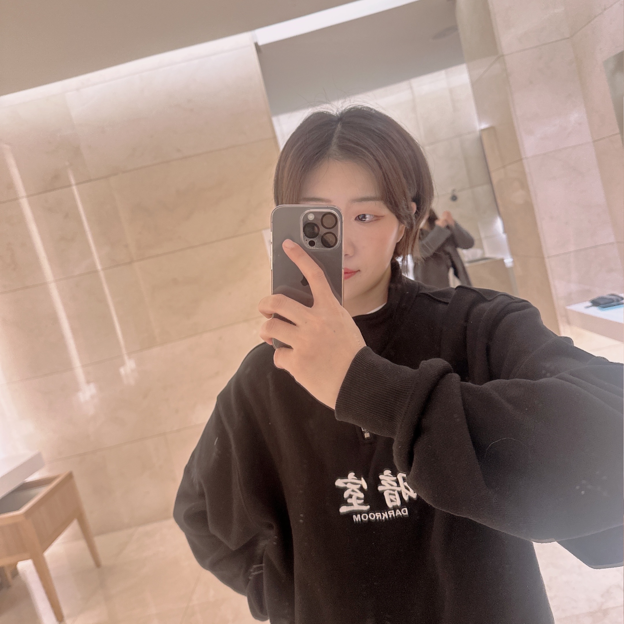 Darkr8m Studio Quarter Zip Up Sweatshirt Black, Apple iPhone 14 Pro 256GB Deep Purple (Korean Ver.) 착용 스타일 - 1