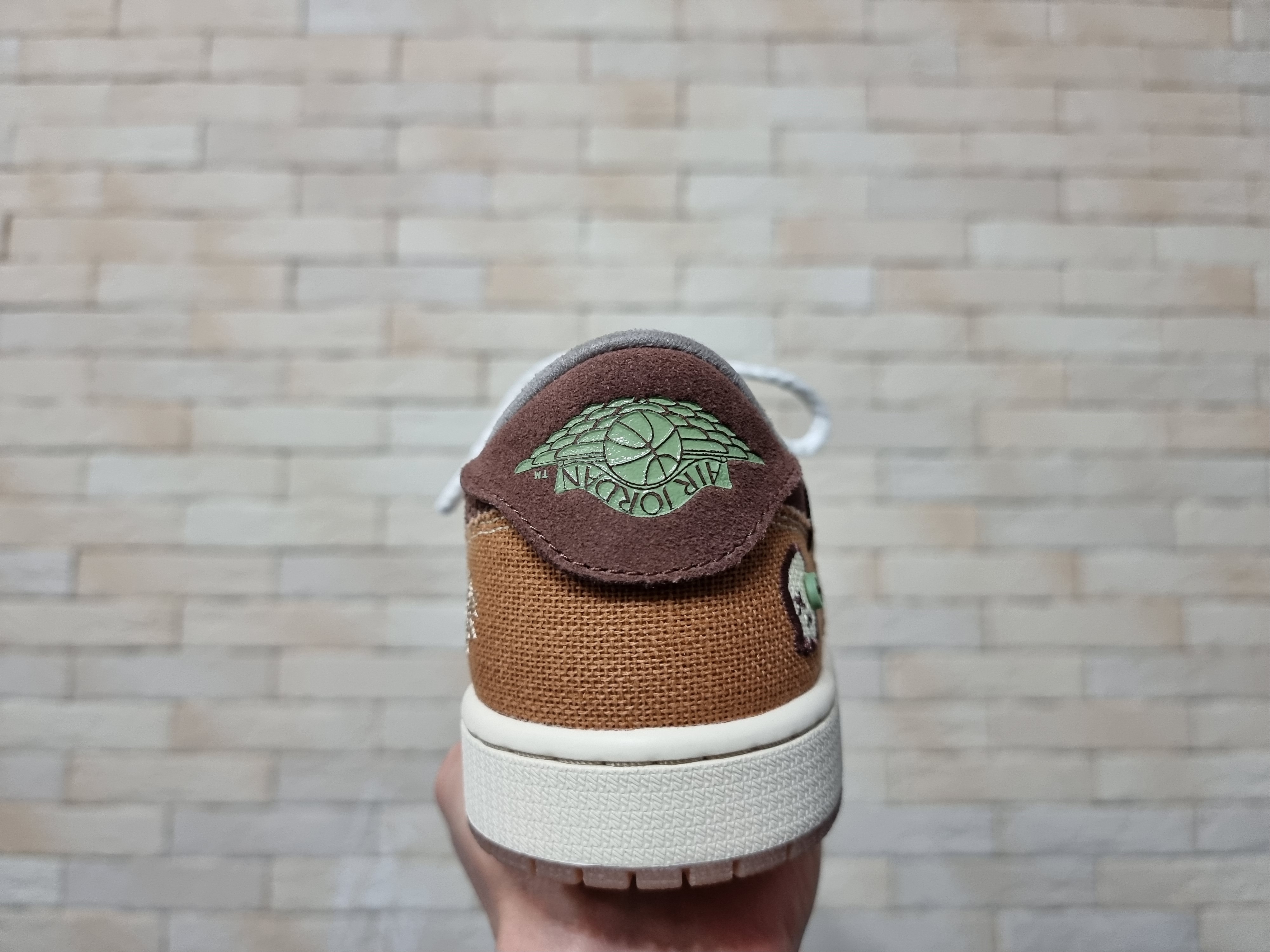 Jordan 1 x Zion Williamson Retro Low OG Flax and Oil Green 착용 스타일 - 5