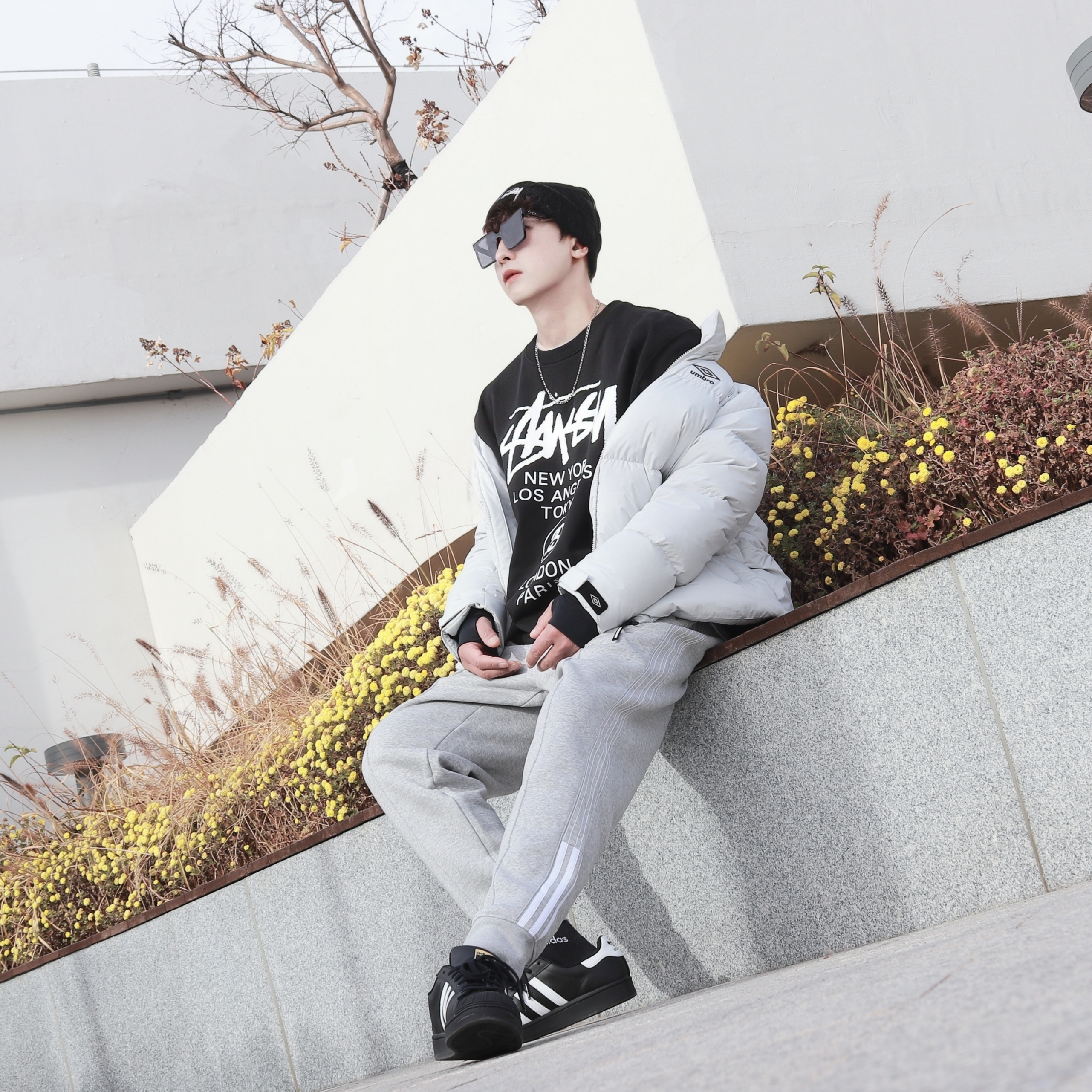 Adidas Superstar Core Black White, Stussy Big Stock Cuff Beanie Black 착용 스타일 - 5