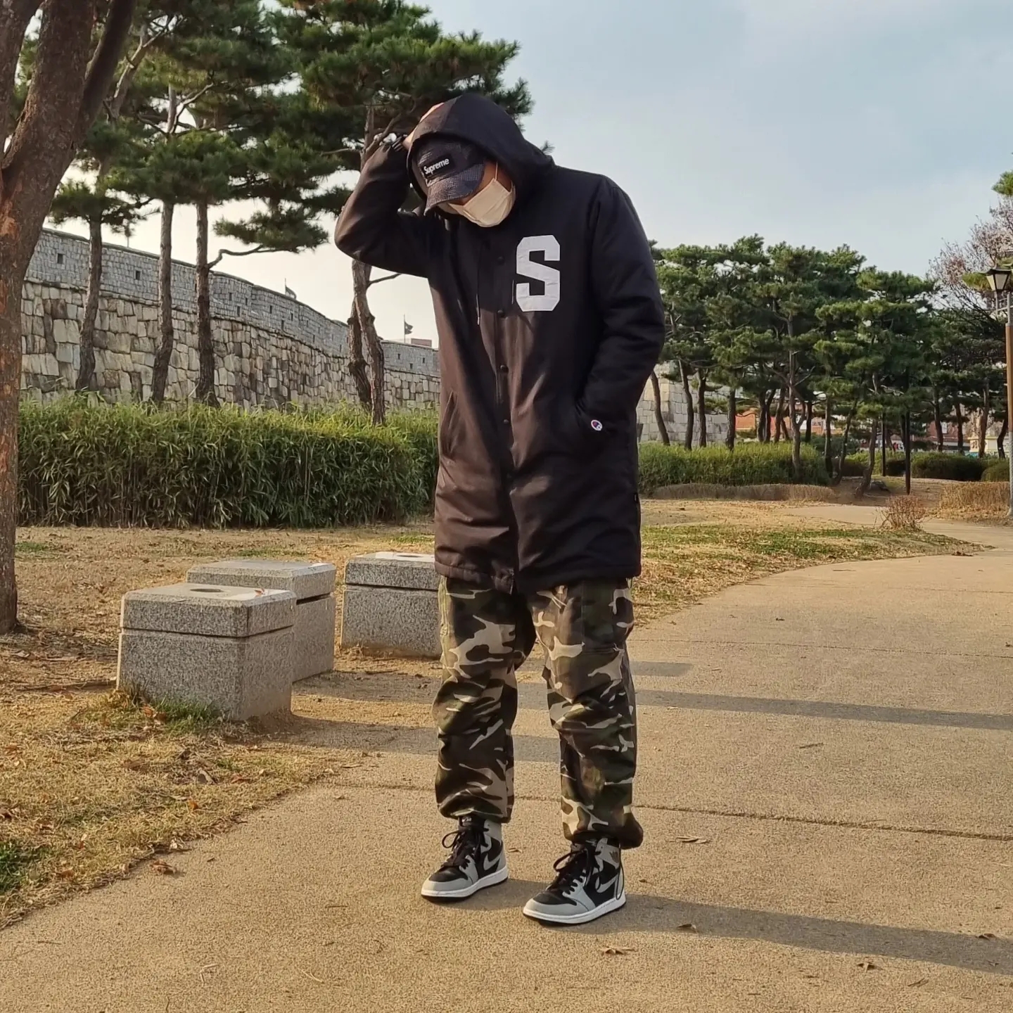 Jordan 1 Retro High OG Shadow 2.0, Supreme Camo Grid Velvet Camp Cap Black Camo - 22FW 착용 스타일 - 1