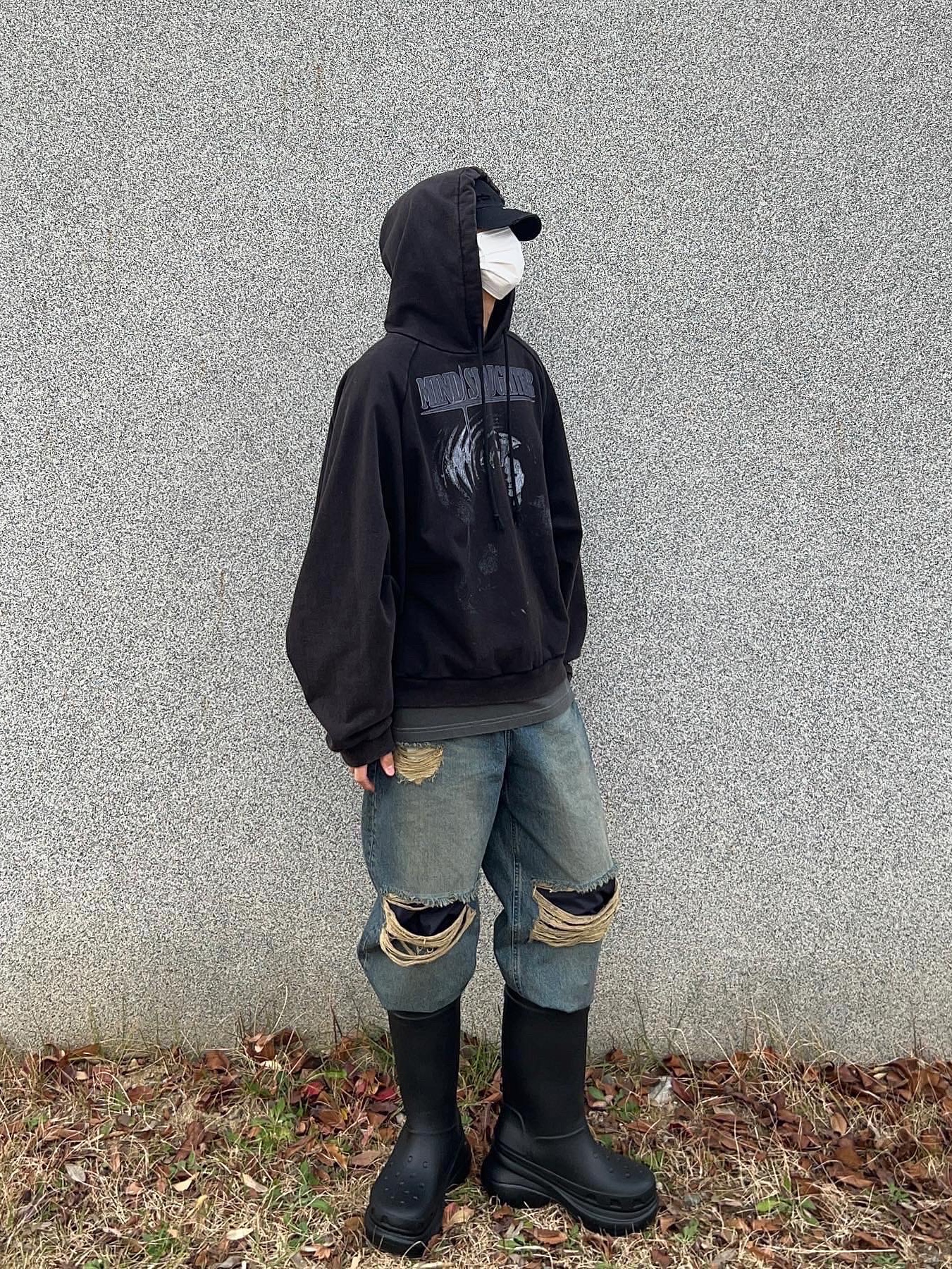 Balenciaga x Crocs Rubber Boot Black 착용 스타일 - 1