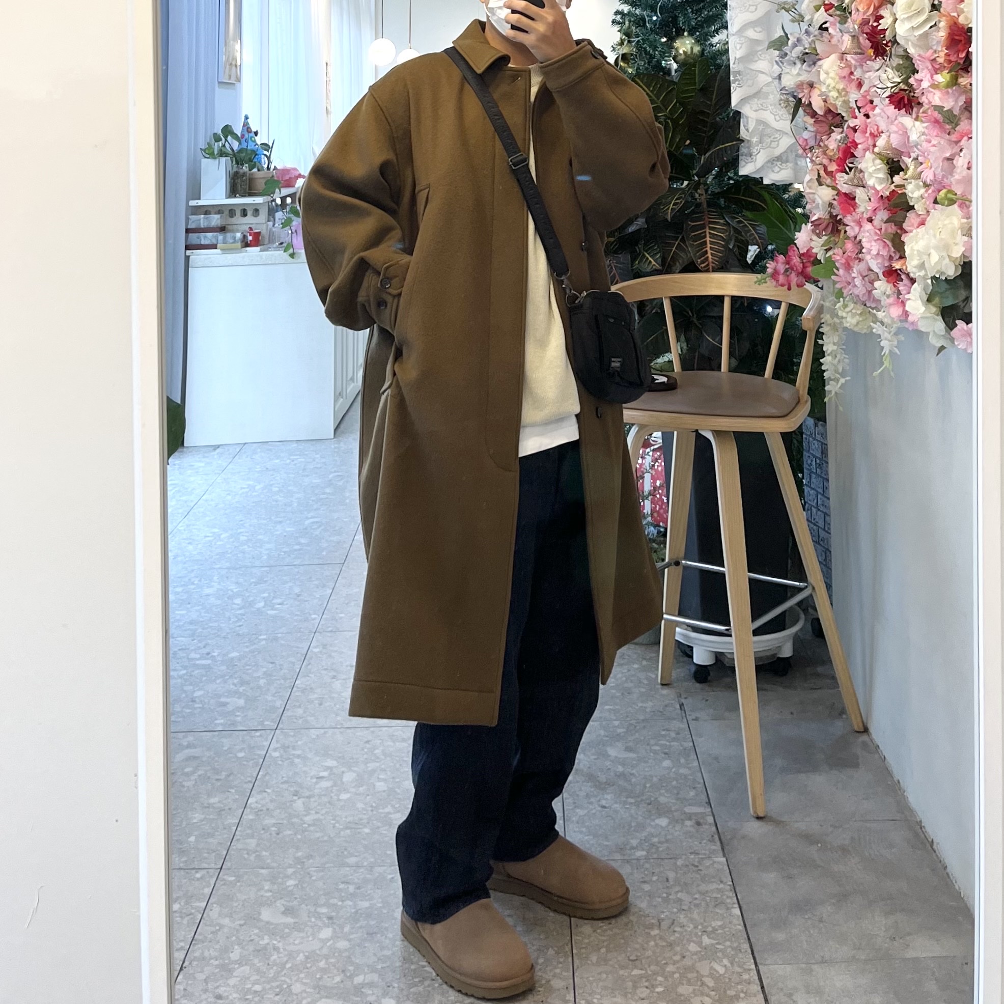 (W) UGG Classic Mini II Boots Chestnut, Porter Tanker Shoulder Bag Black 착용 스타일 - 1