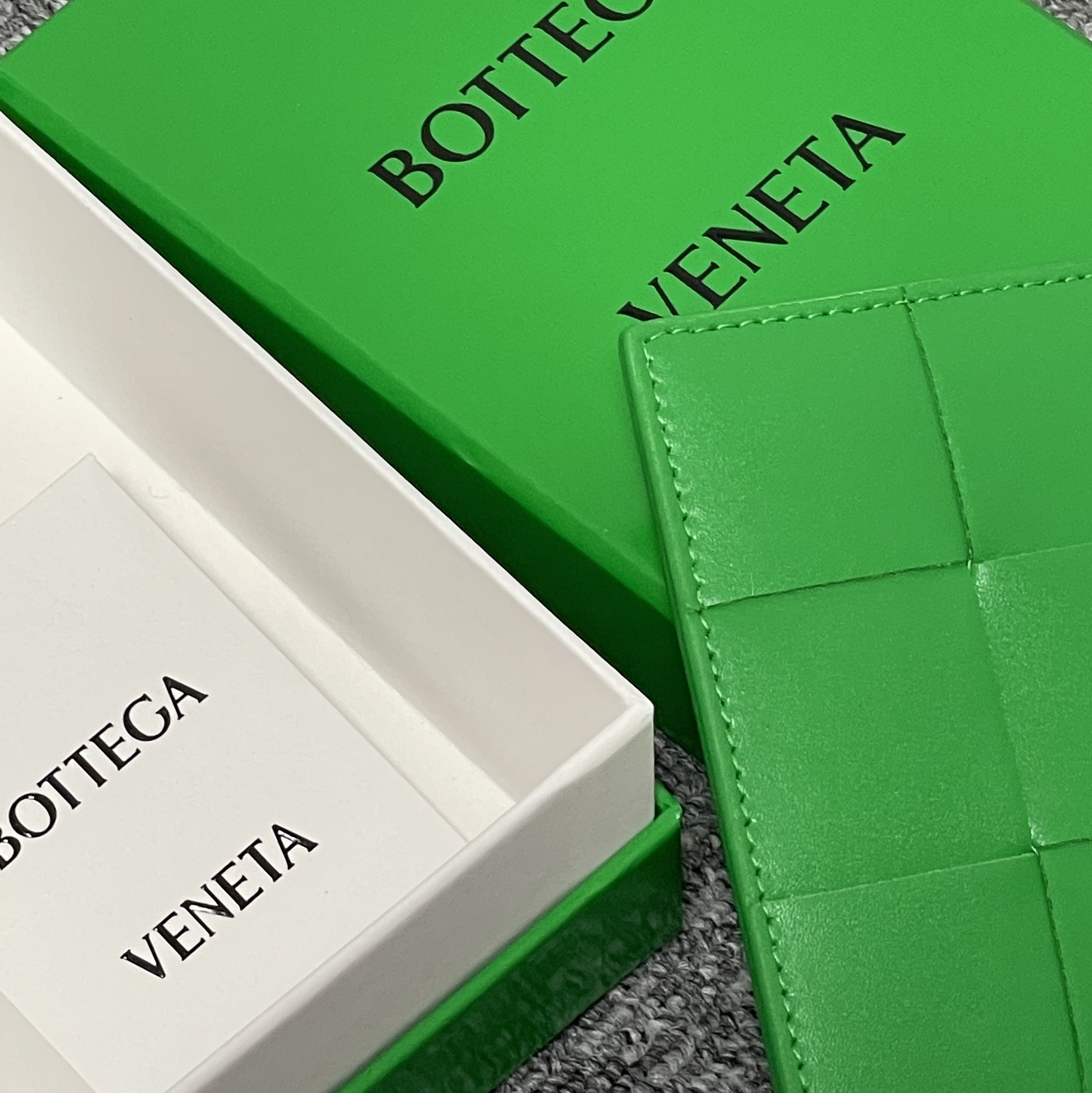 Bottega Veneta Credit Card Case Calfskin Parakeet 착용 스타일 - 2