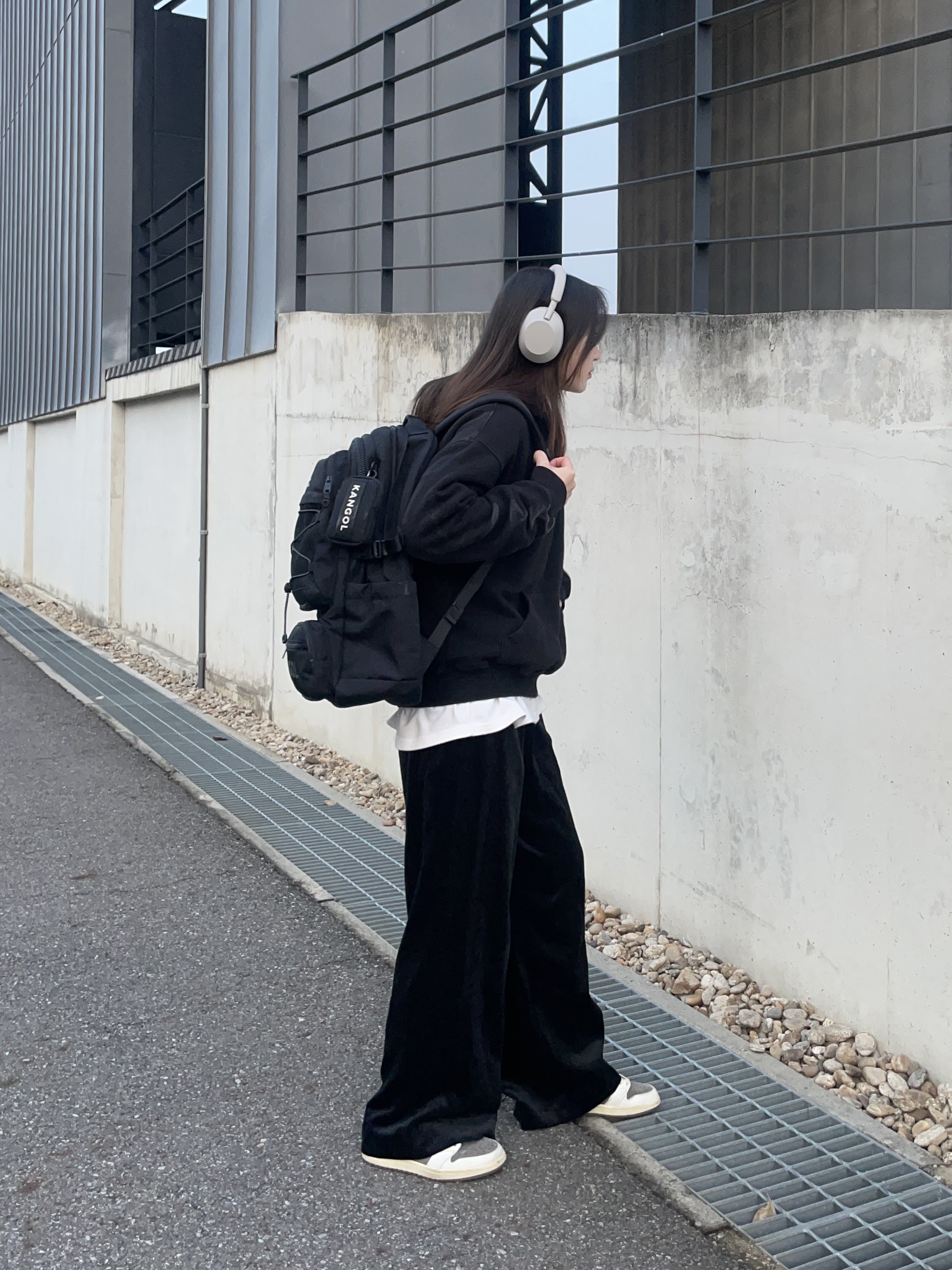 Sony WH-1000XM5 Silver (Korean Ver.), IAB Studio Hoodie Black White 착용 스타일 - 2