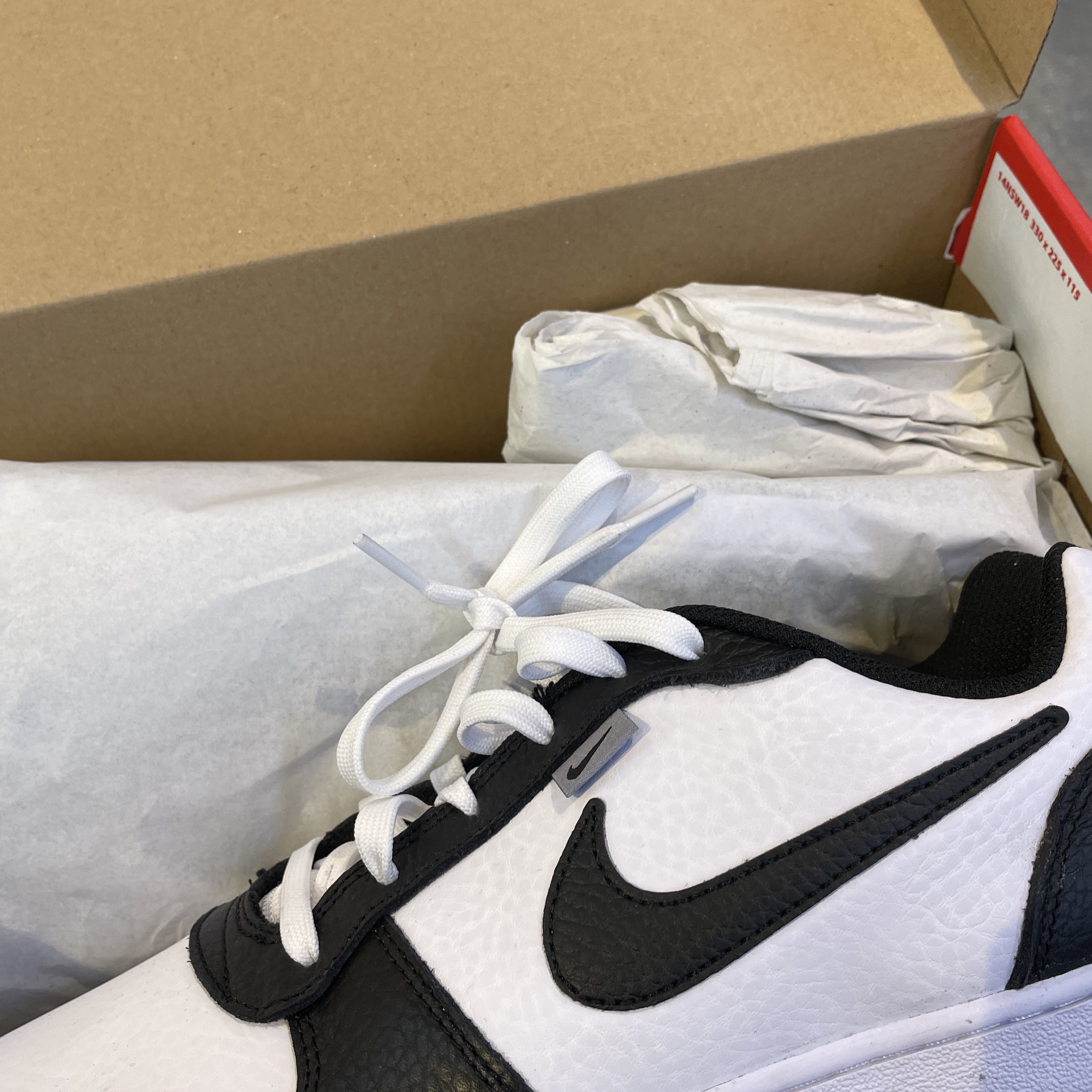 Nike Ebernon Low Premium White Black 착용 스타일 - 2