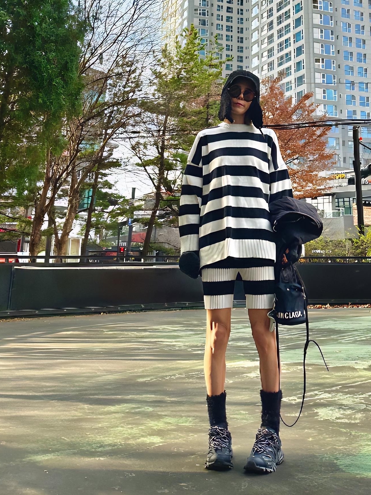 (W) Balenciaga Track Sneakers Black White 착용 스타일 - 1