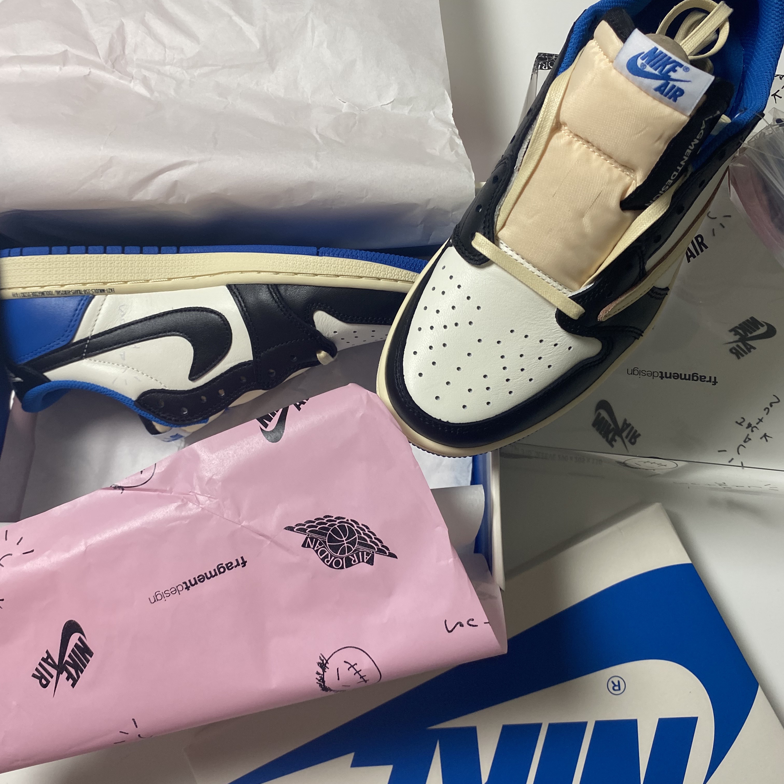 Nike x Parra SB Dunk Low Pro Abstract Art, Jordan 1 x Travis Scott x Fragment Retro Low OG SP Military Blue 착용 스타일 - 3