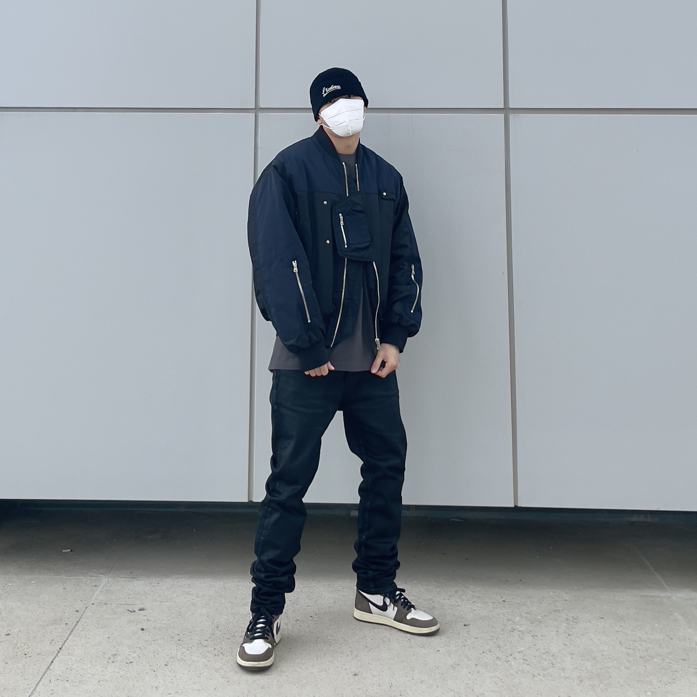 Jordan 1 x Travis Scott Retro High OG SP Mocha, Undermycar Black Mamba Slim Fit Red Stitch Wax Coating Jeans Rumba Red - 22FW 착용 스타일