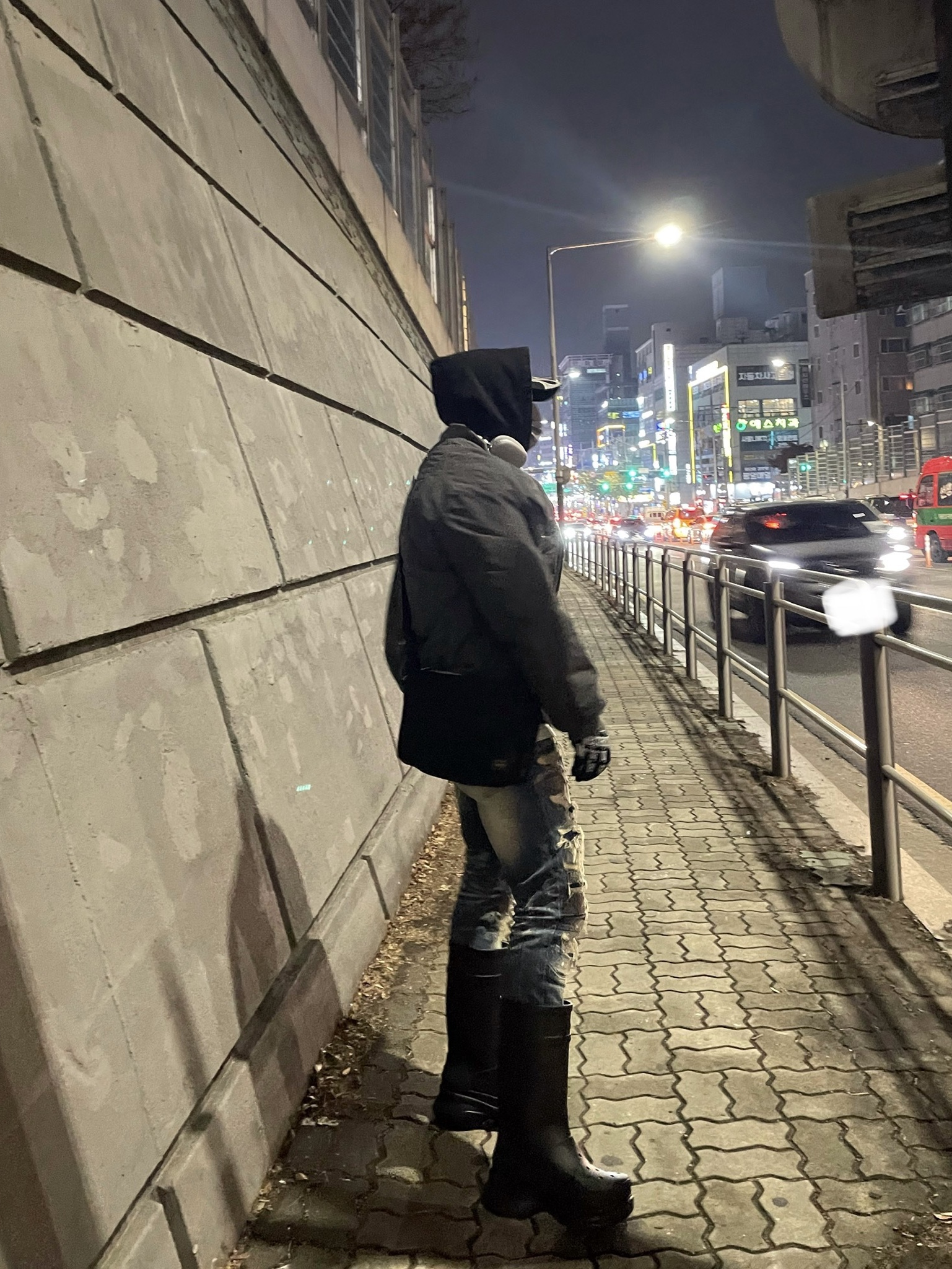 Balenciaga x Crocs Rubber Boot Black, Undermycar Ababell Multi Flap Oversized Bomber Balsam Green - 22SS 착용 스타일 - 2