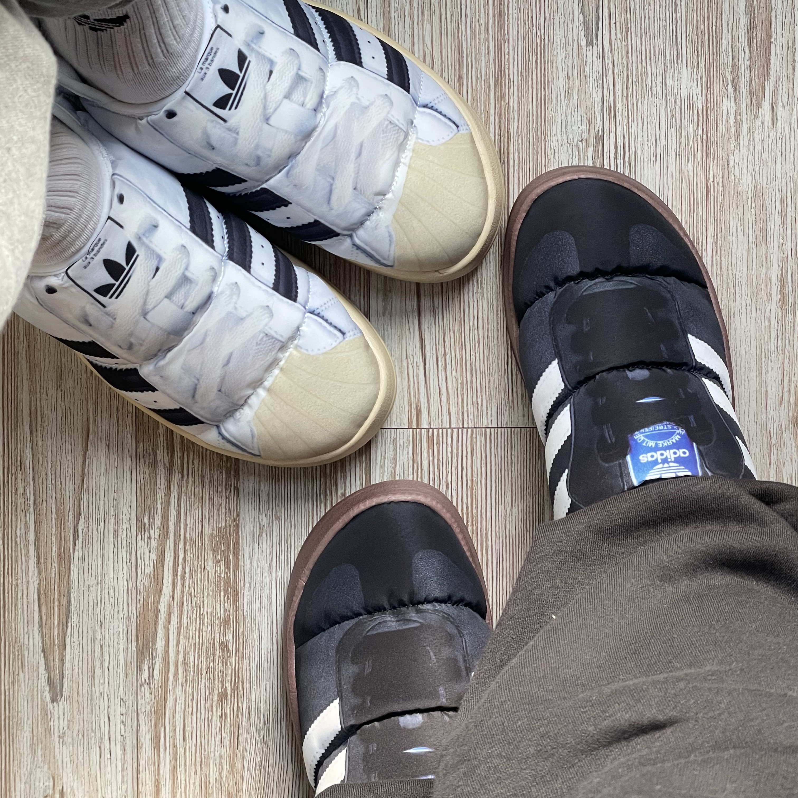 Adidas Puffylette Superstar Cloud White, Adidas Puffylette Samba Core Black 착용 스타일 - 3