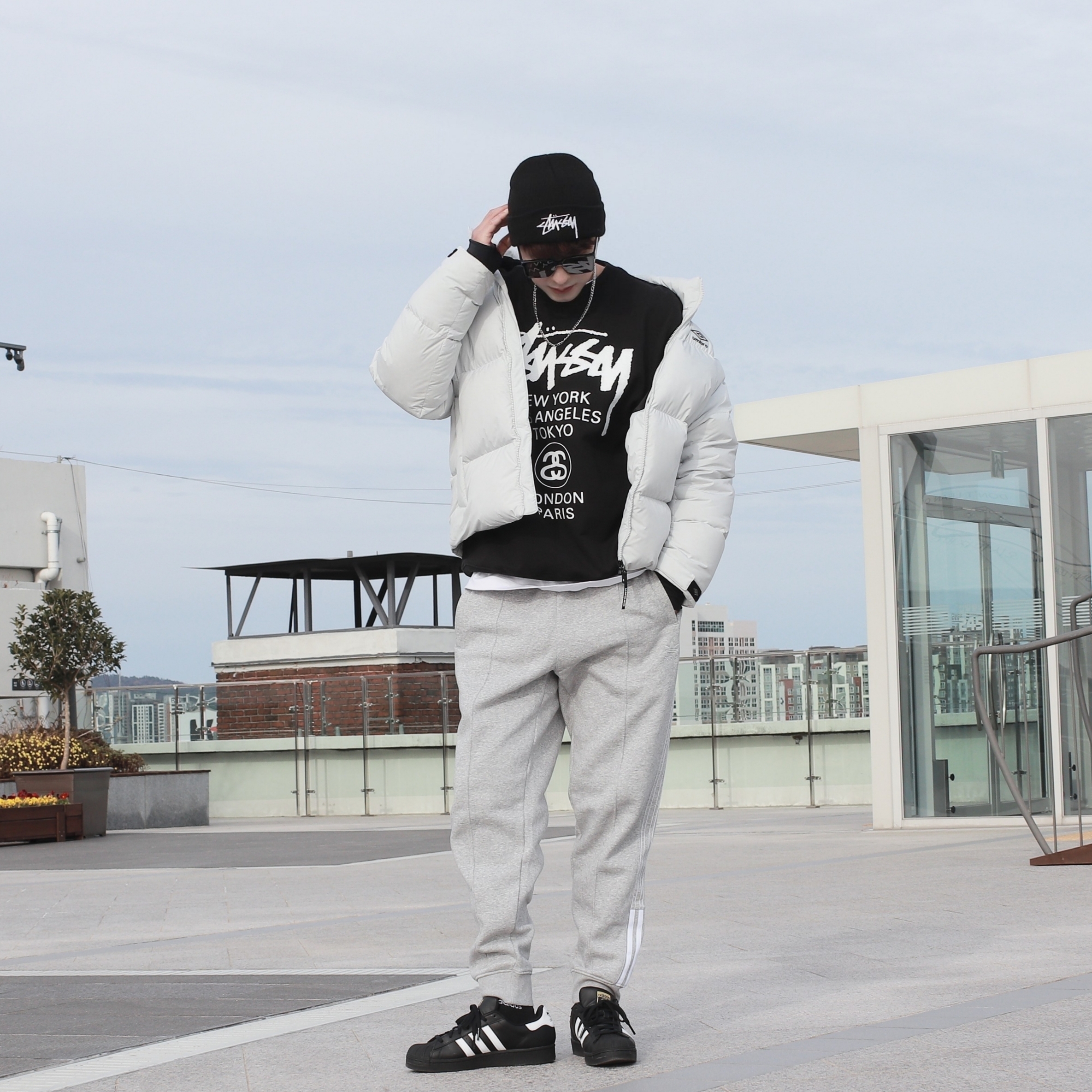 Adidas Superstar Core Black White, Stussy Big Stock Cuff Beanie Black 착용 스타일 - 2