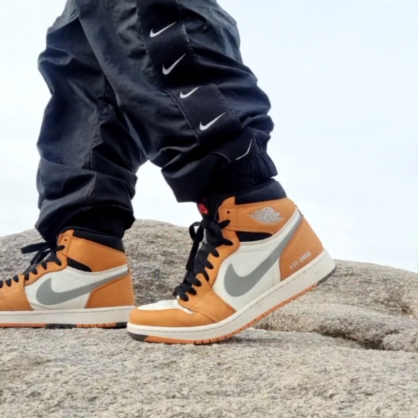 Jordan 1 Element Gore-Tex Light Curry, Nike x Stussy NRG Cuffed Beanie Summit White 착용 스타일 - 3