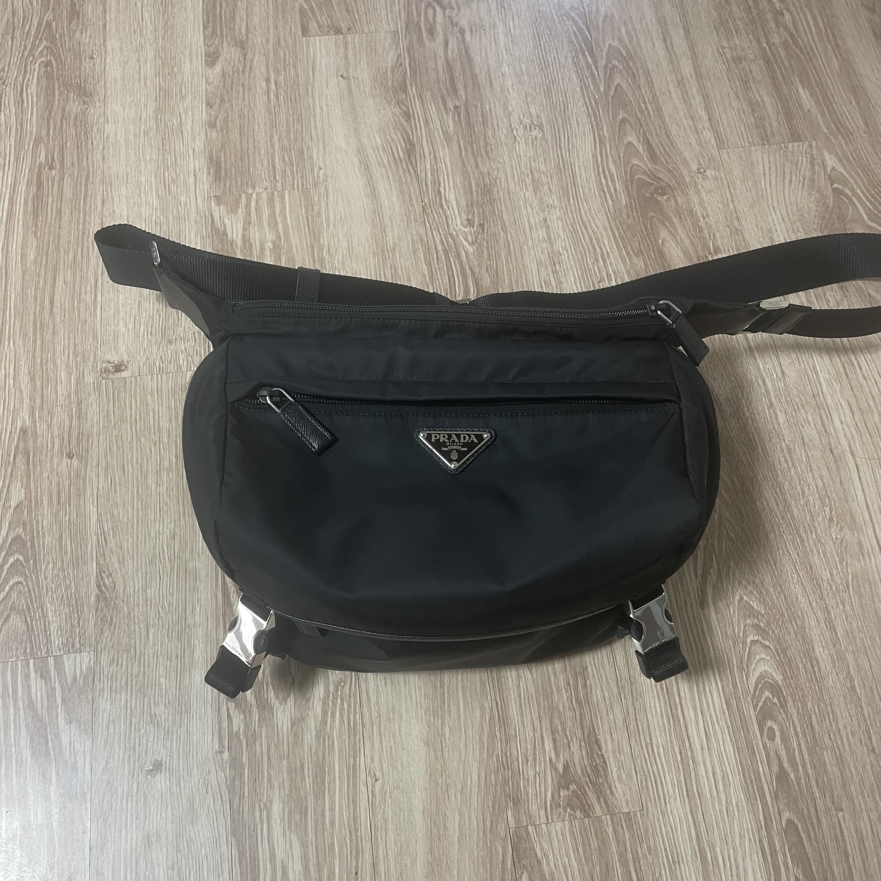 Prada Re-Nylon and Saffiano Leather Shoulder Bag Black 착용 스타일