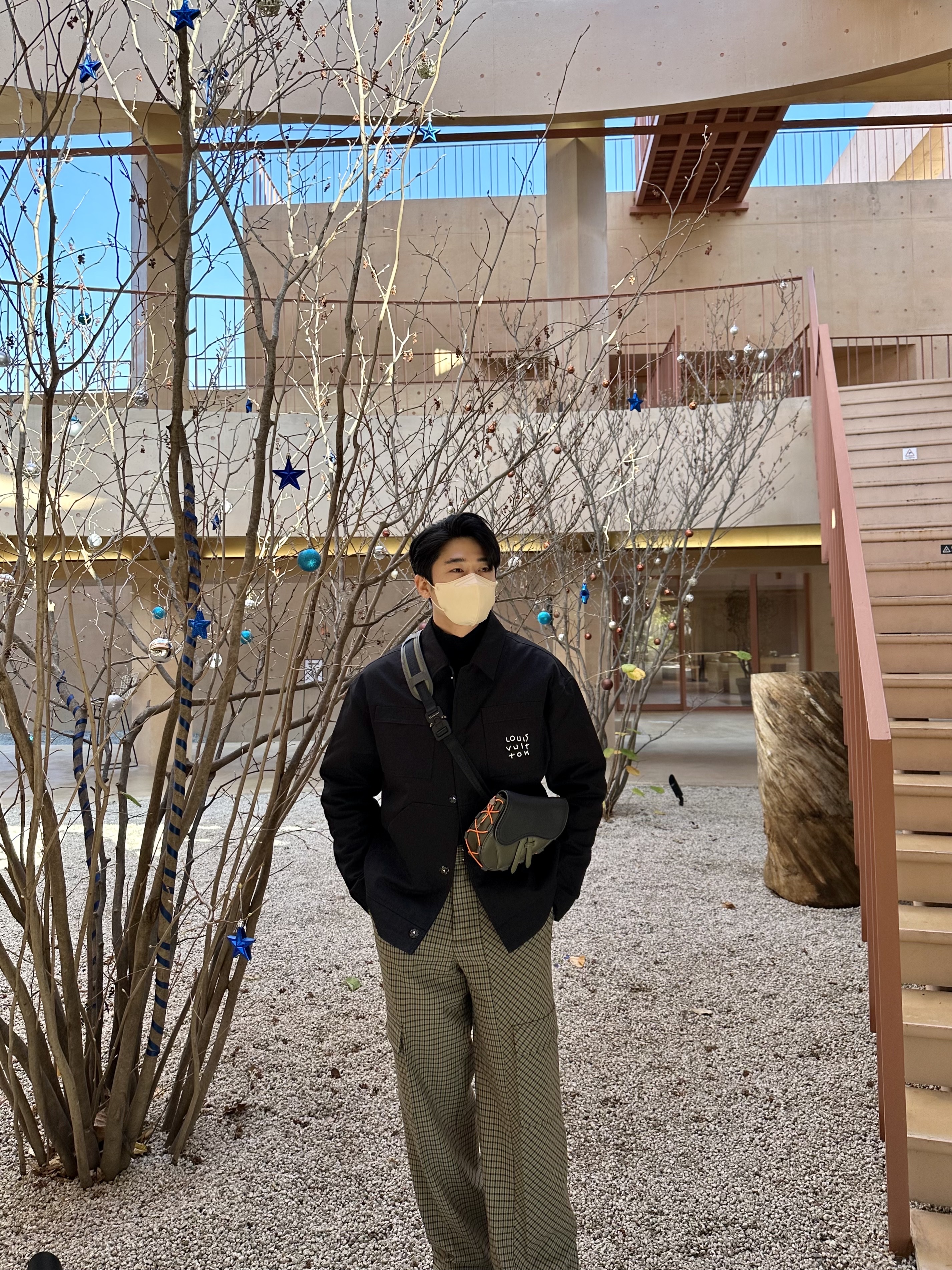 Louis Vuitton LV Spread Technical Overshirt Black, Dior x Sacai Mini Saddle Bag Olive 착용 스타일 - 2