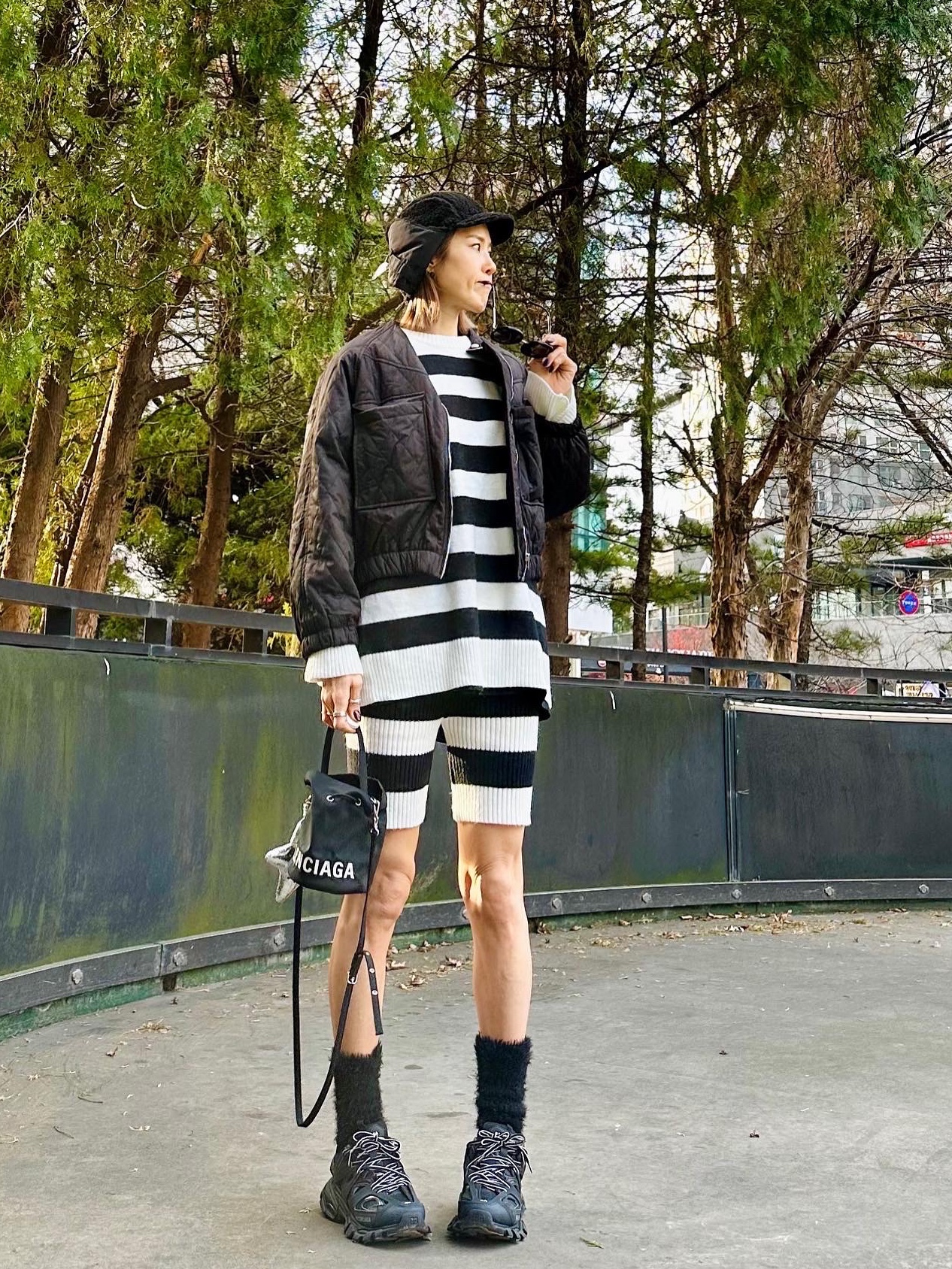 (W) Balenciaga Track Sneakers Black White 착용 스타일 - 3