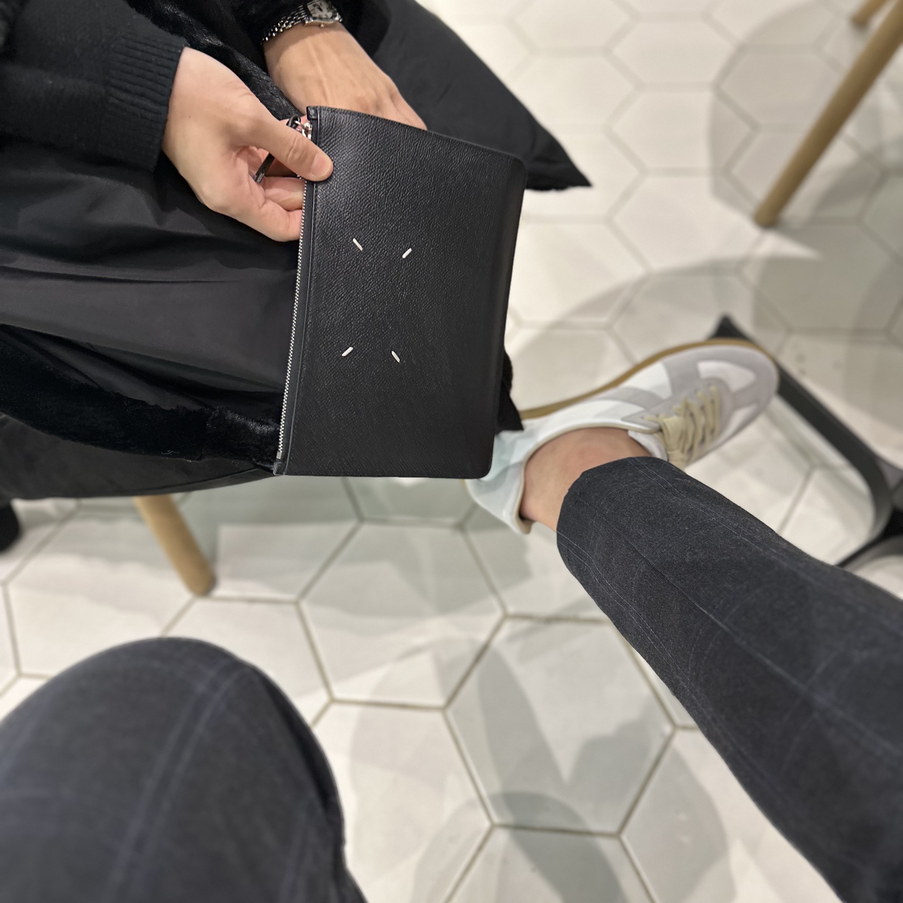 Maison Margiela Calfskin Replica Sneakers, Maison Margiela Bovine Leather Pouch Black 착용 스타일 - 2