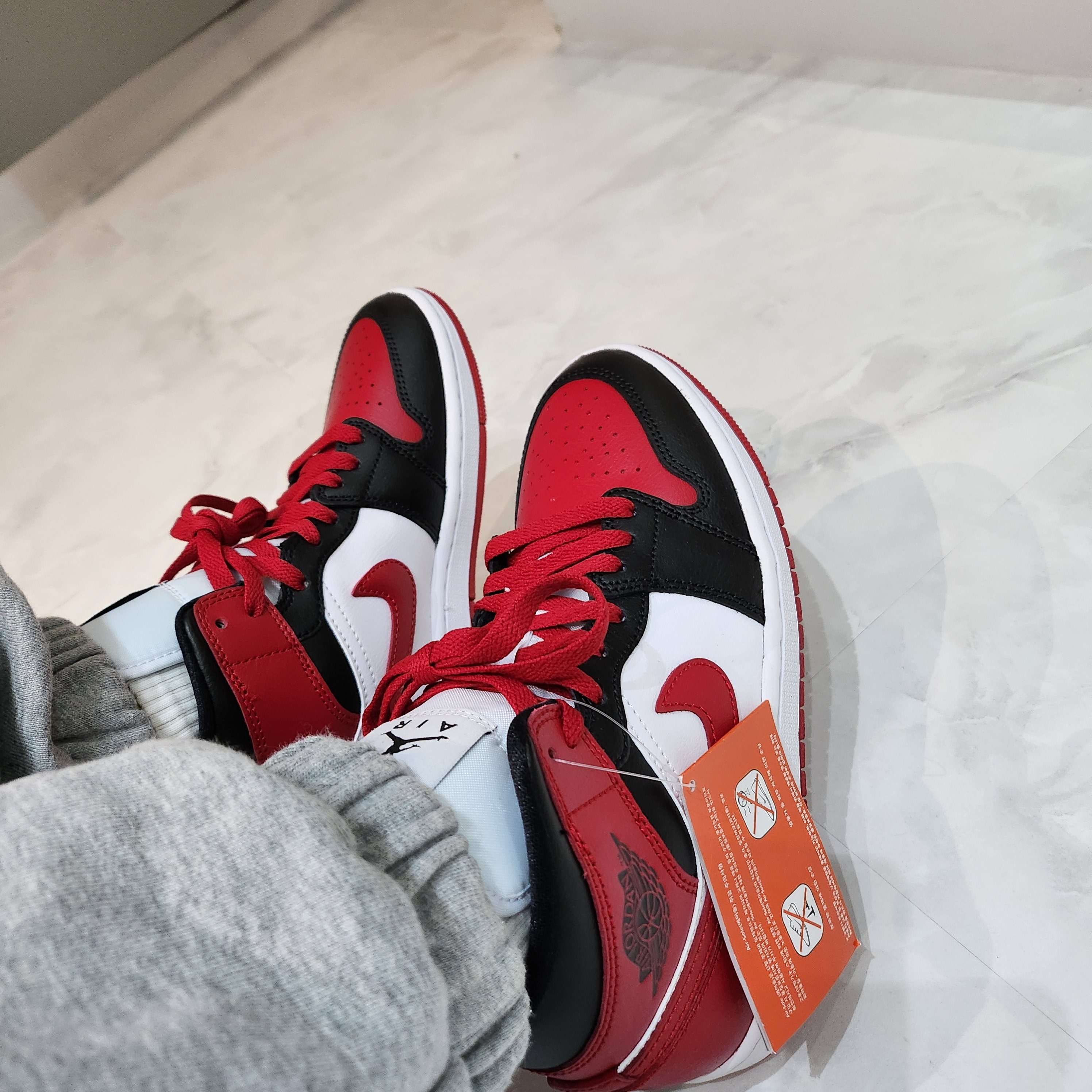 (W) Jordan 1 Mid Black and Gym Red 착용 스타일
