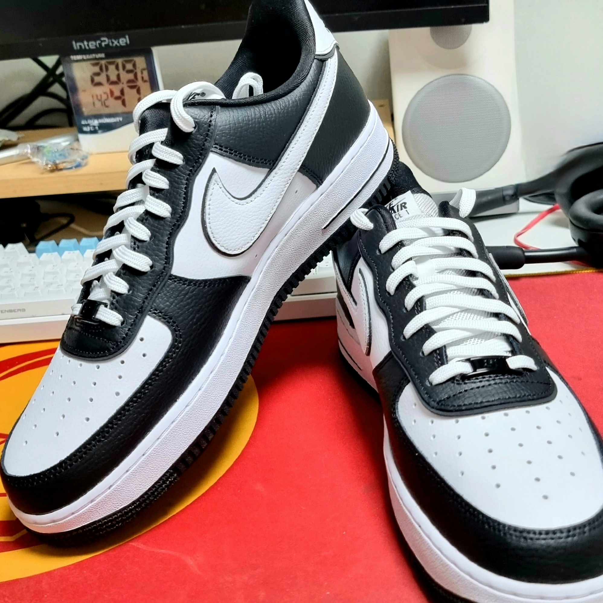 Nike Air Force 1 '07 LV8 White Black, Sony WH-1000XM5 Black (Korean Ver.) 착용 스타일