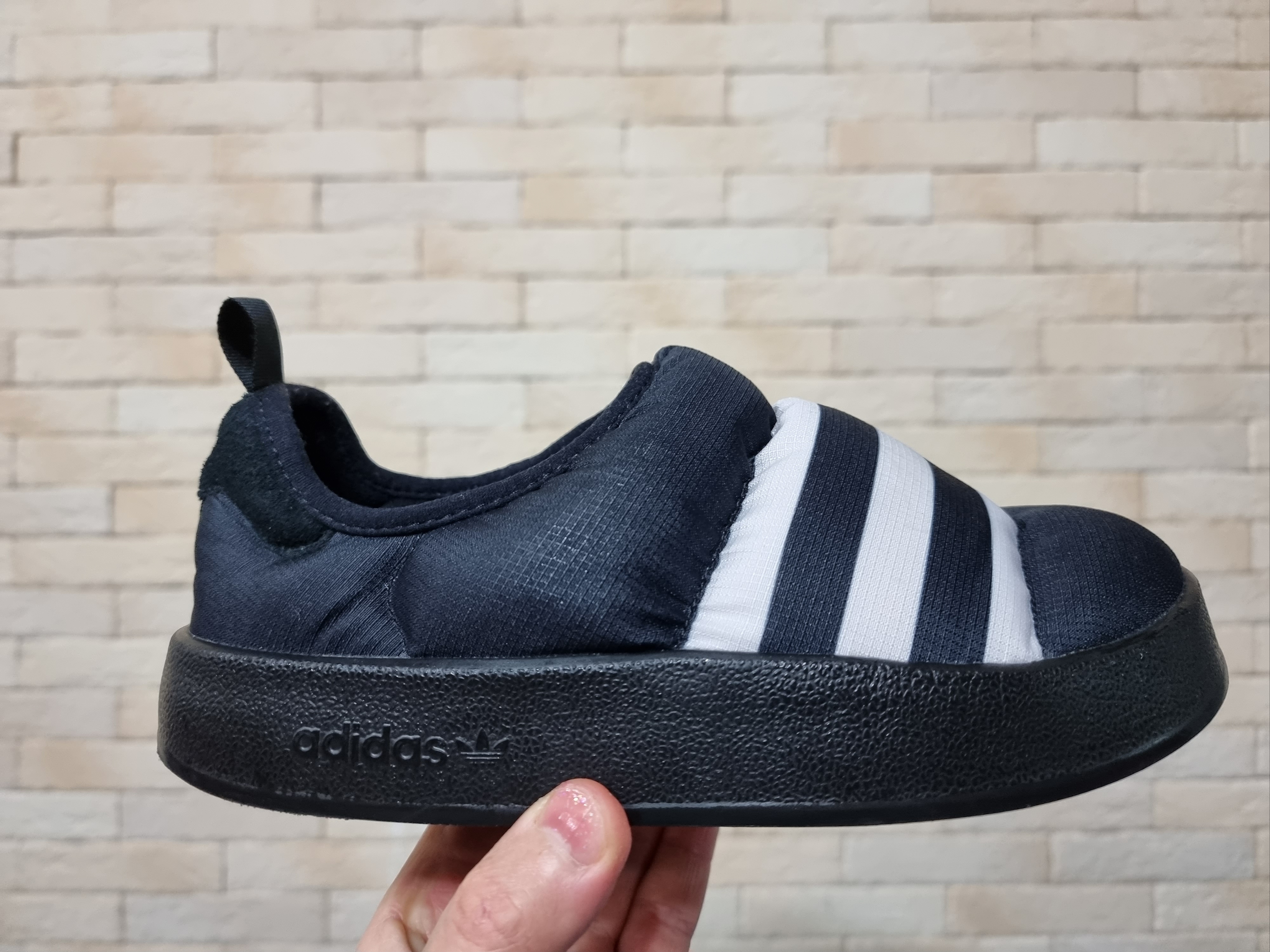 Adidas Puffylette Core Black 착용 스타일 - 2