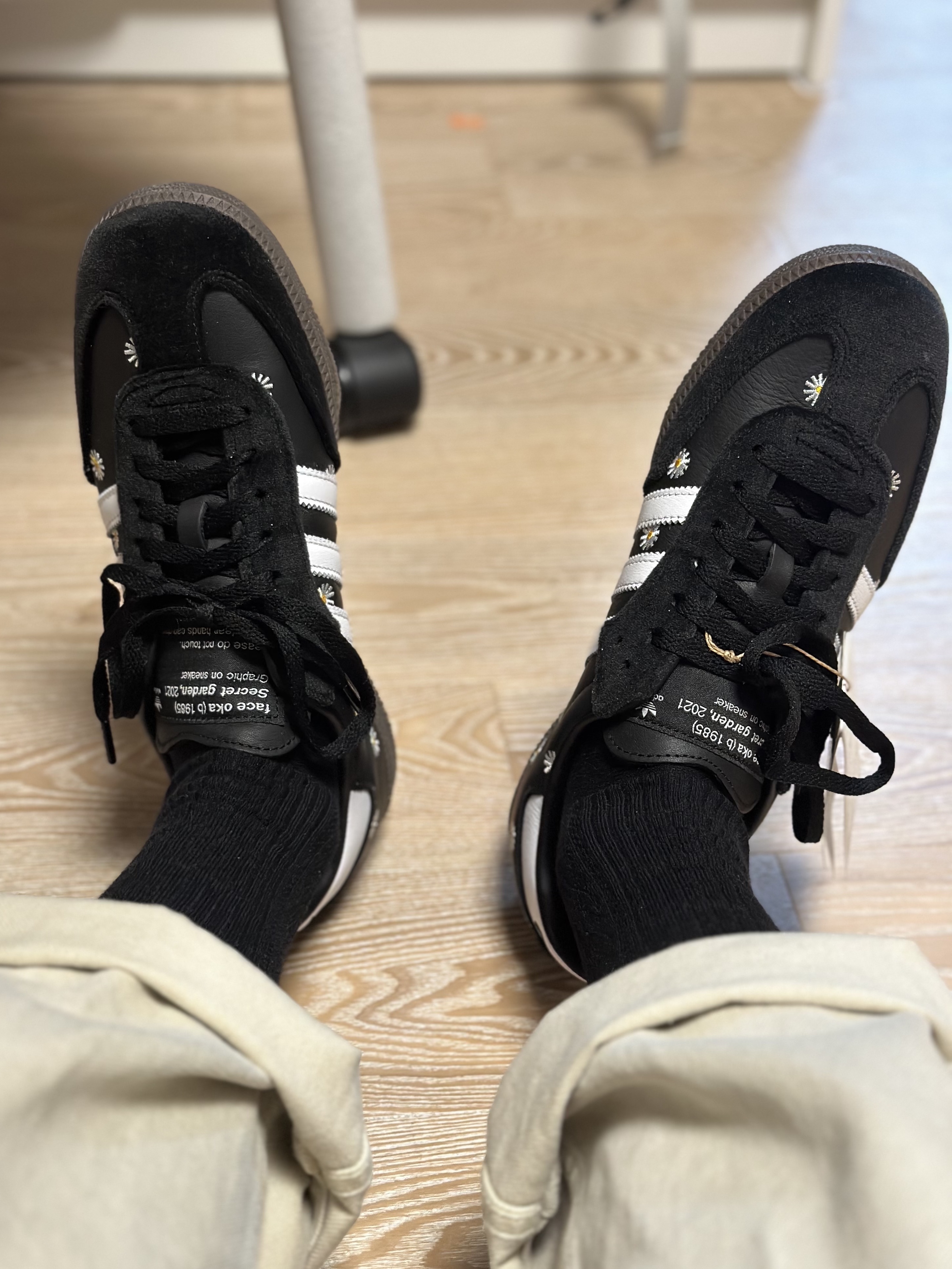 Adidas x Atmos x Face Samba OG Core Black 착용 스타일 - 3