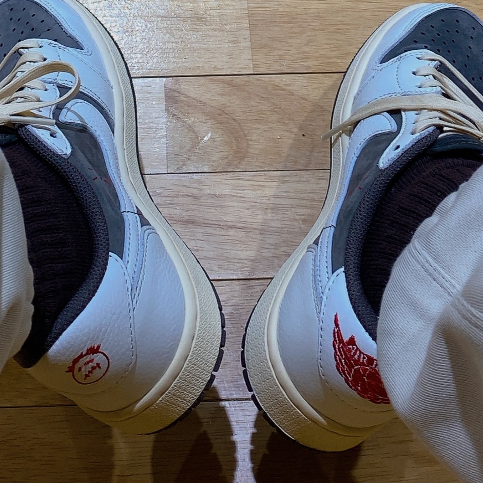 Jordan 1 x Travis Scott Retro Low OG SP Sail and Ridgerock 착용 스타일 - 3