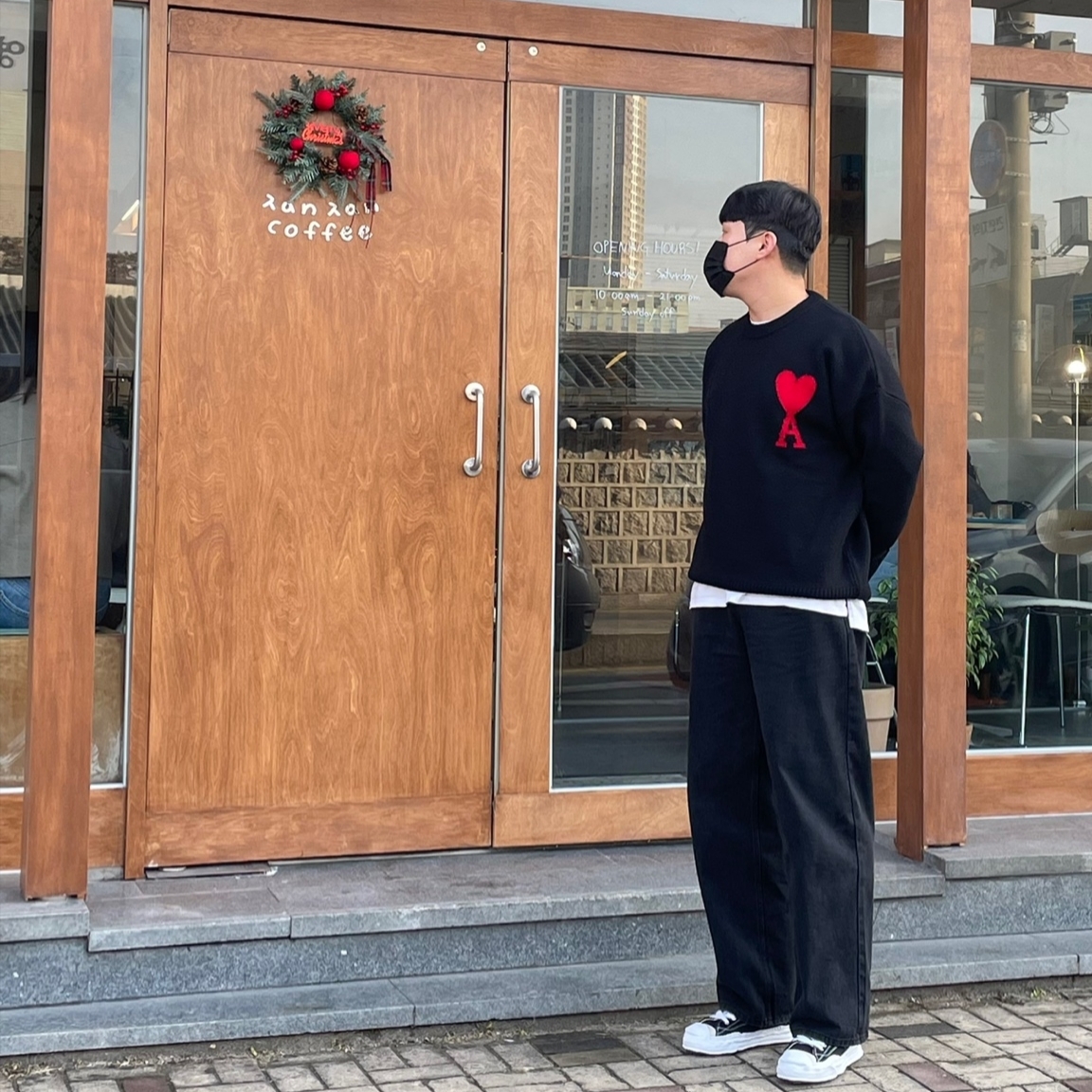 AMI de Coeur Oversize Intarsia Sweater Black Red, Maison Mihara Yasuhiro Hank OG Sole Canvas Low-top Sneakers Black 착용 스타일