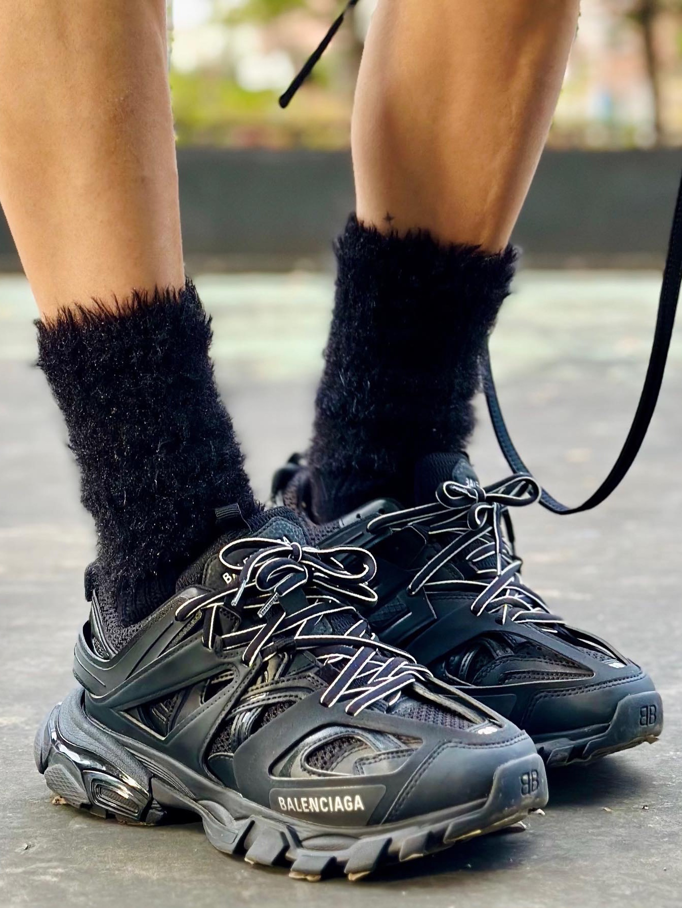(W) Balenciaga Track Sneakers Black White 착용 스타일 - 5