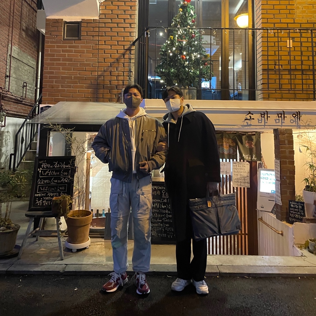 Nike ACG Smith Summit Cargo Pants Light Bone - Asia, Nike x Jacquemus NRG Fleece Hoodie Sail - Asia 착용 스타일
